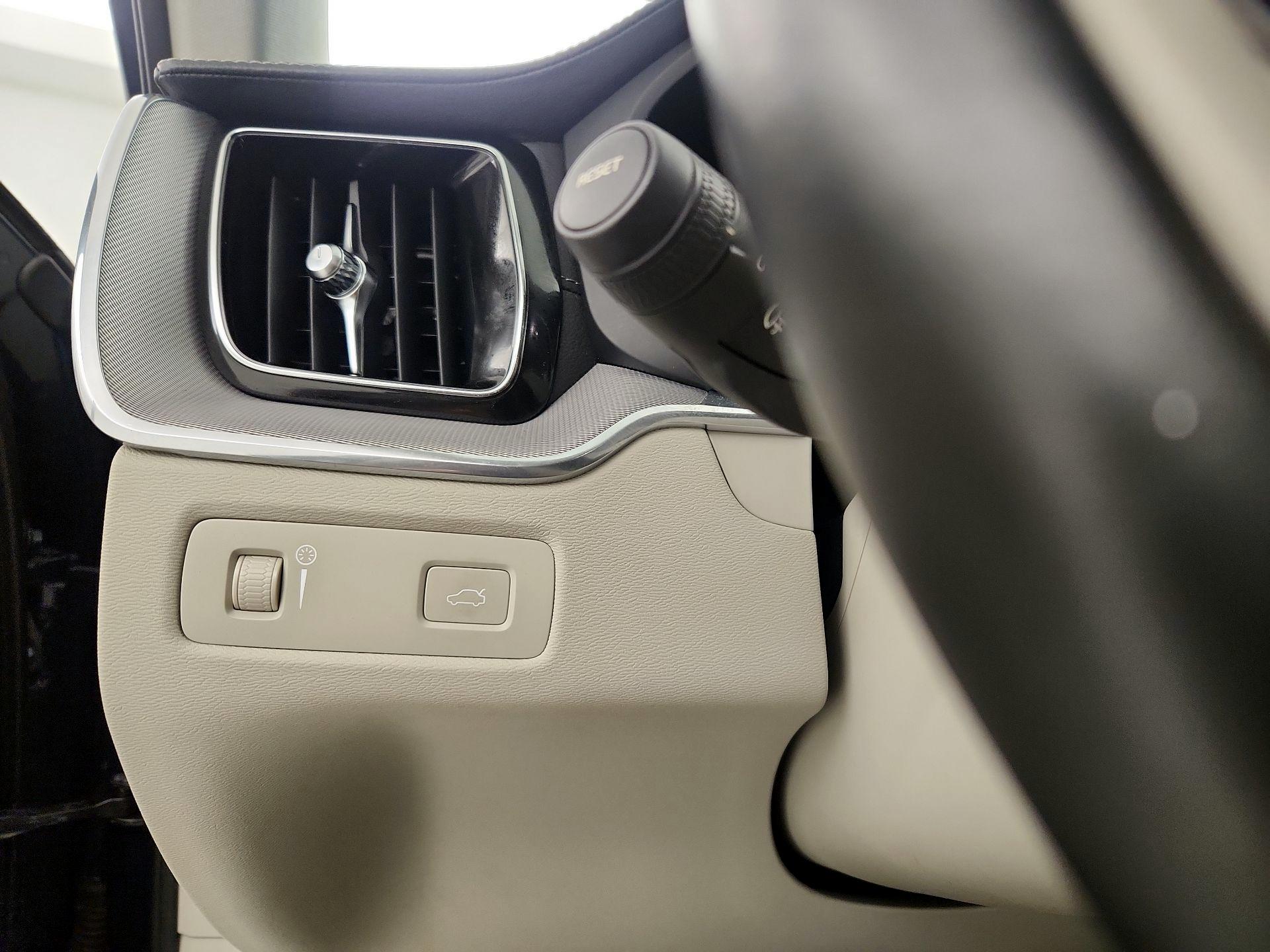 Thumbnail: 2019 Volvo XC60 - 13