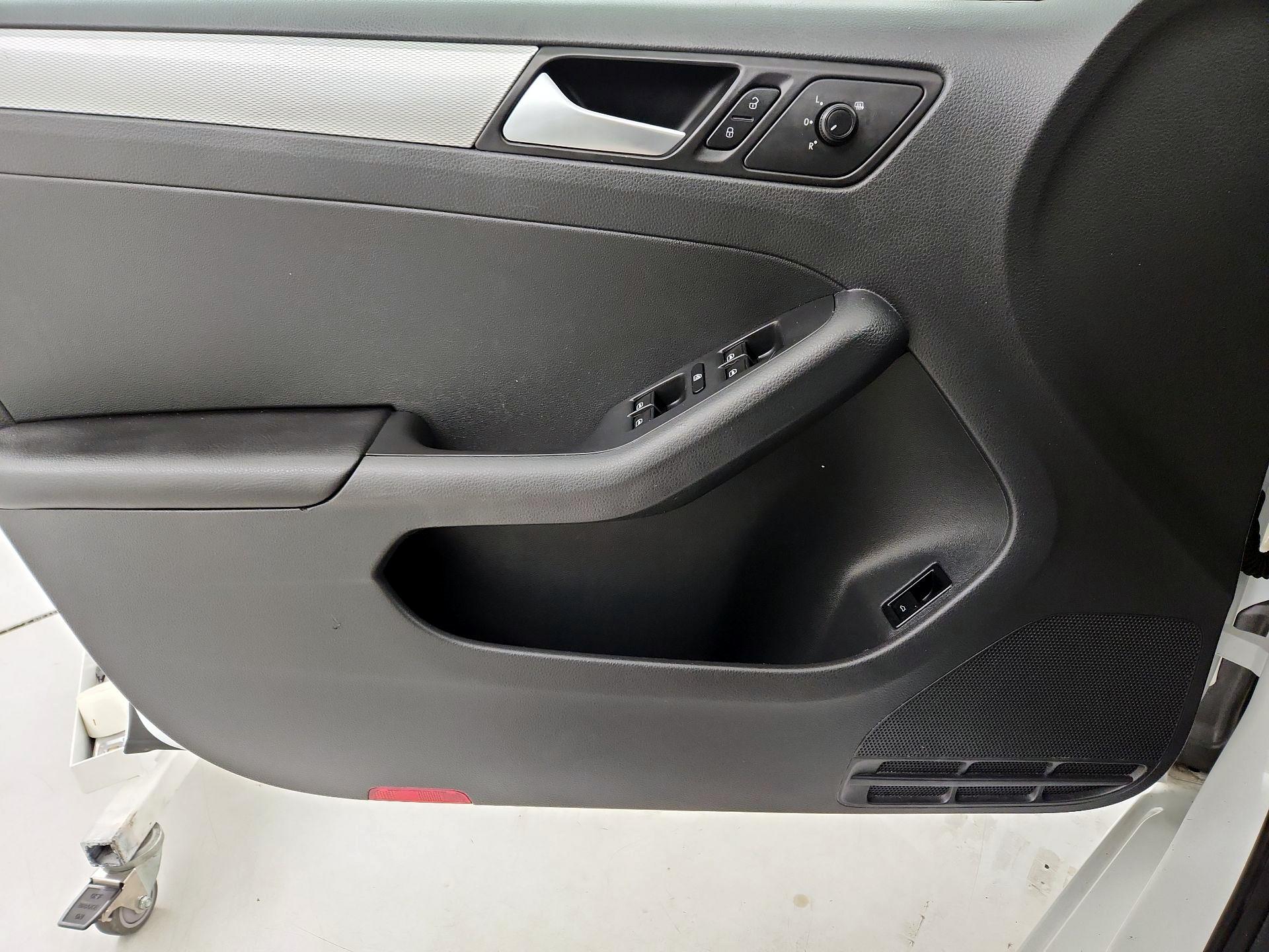 Thumbnail: 2015 Volkswagen Jetta - 12