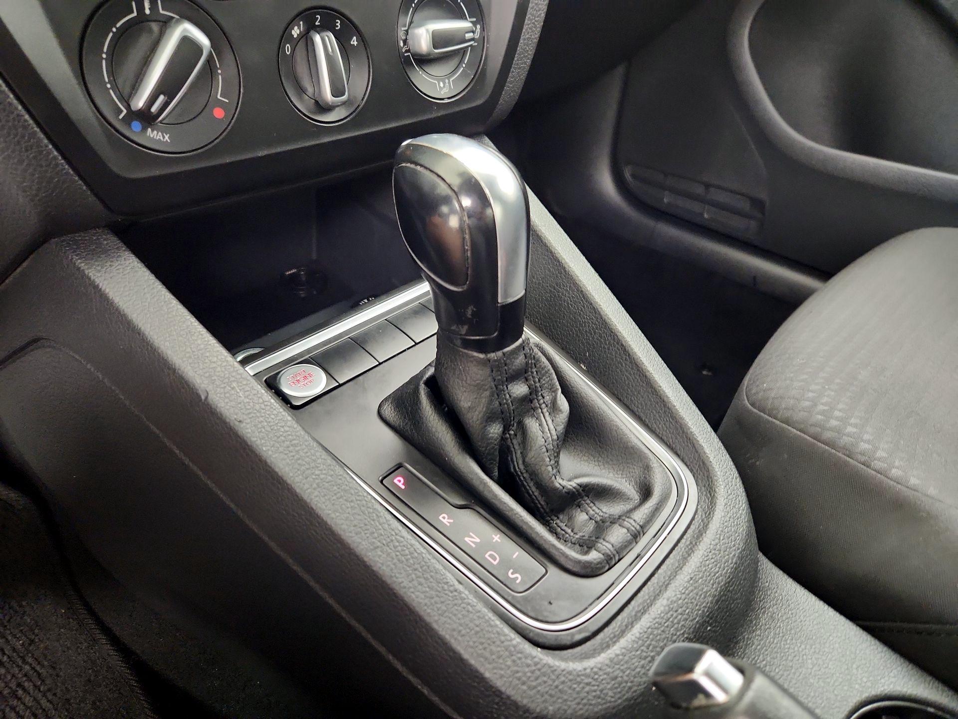 Thumbnail: 2015 Volkswagen Jetta - 16