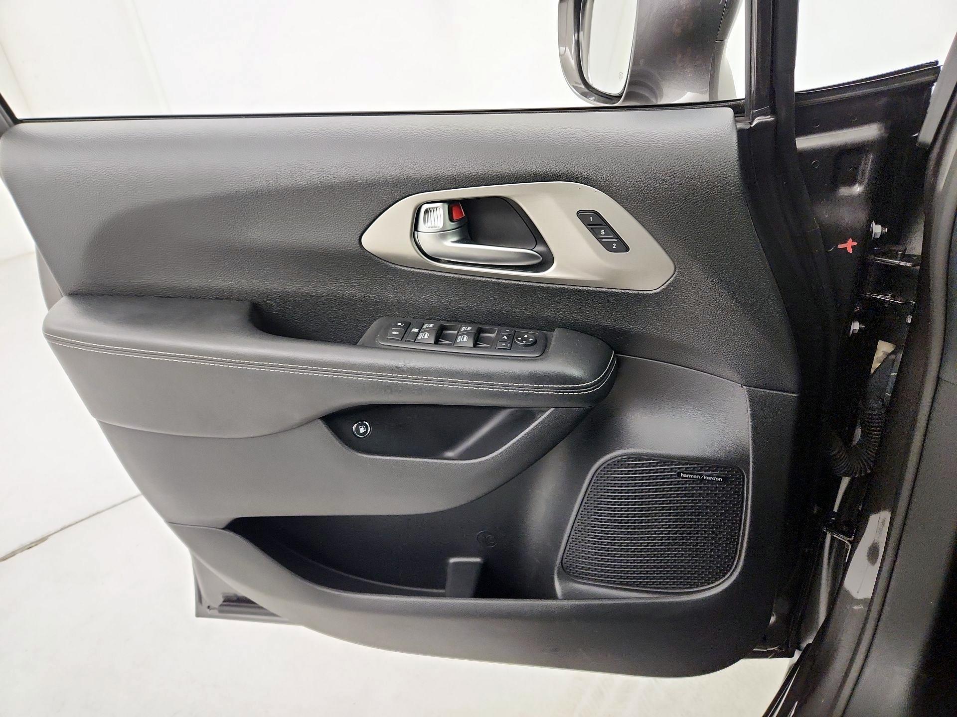 Thumbnail: 2021 Chrysler Pacifica - 12