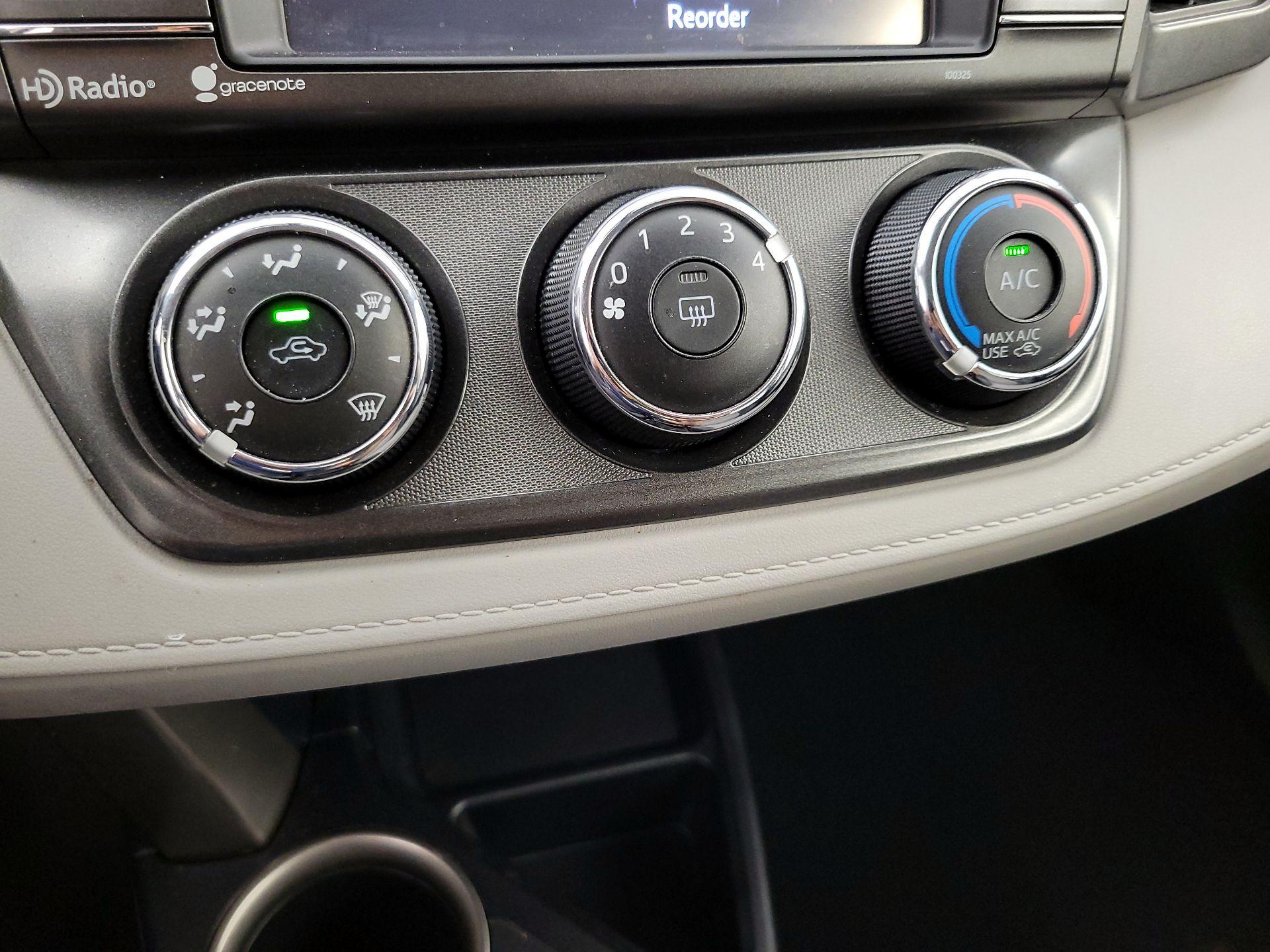 Thumbnail: 2014 Toyota RAV4 - 16