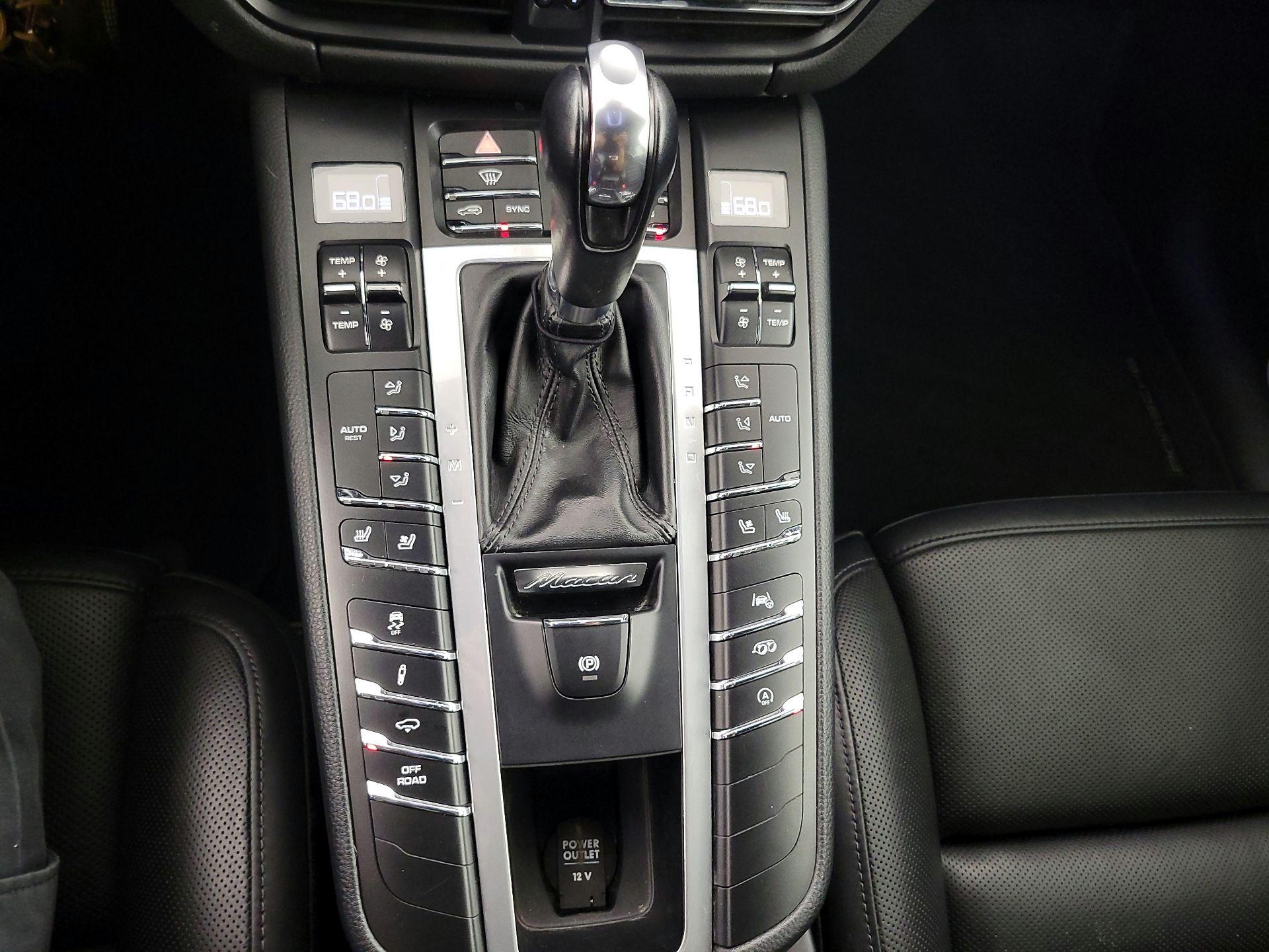 Thumbnail: 2020 Porsche Macan - 18