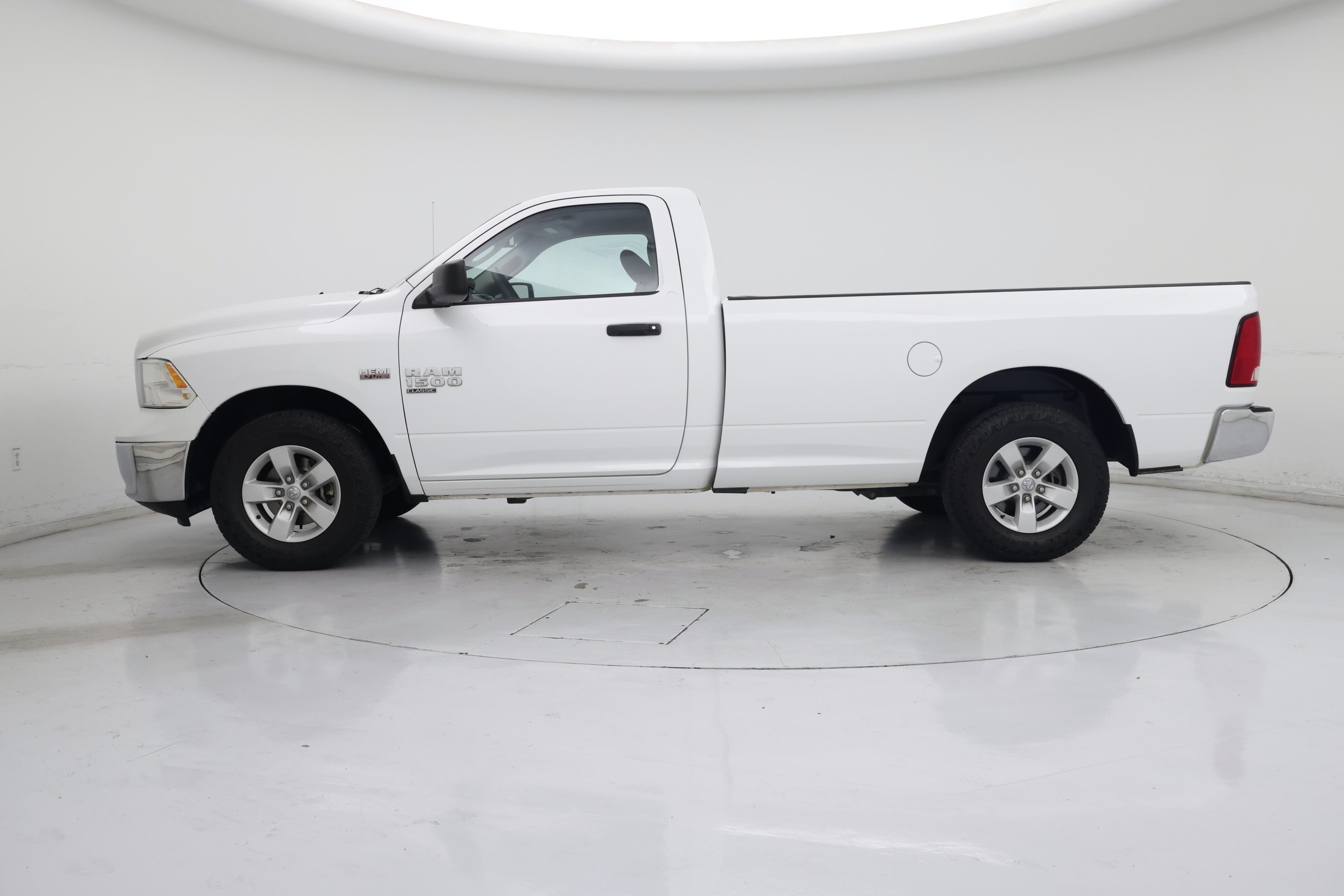 Thumbnail: 2019 RAM 1500 Classic - 3