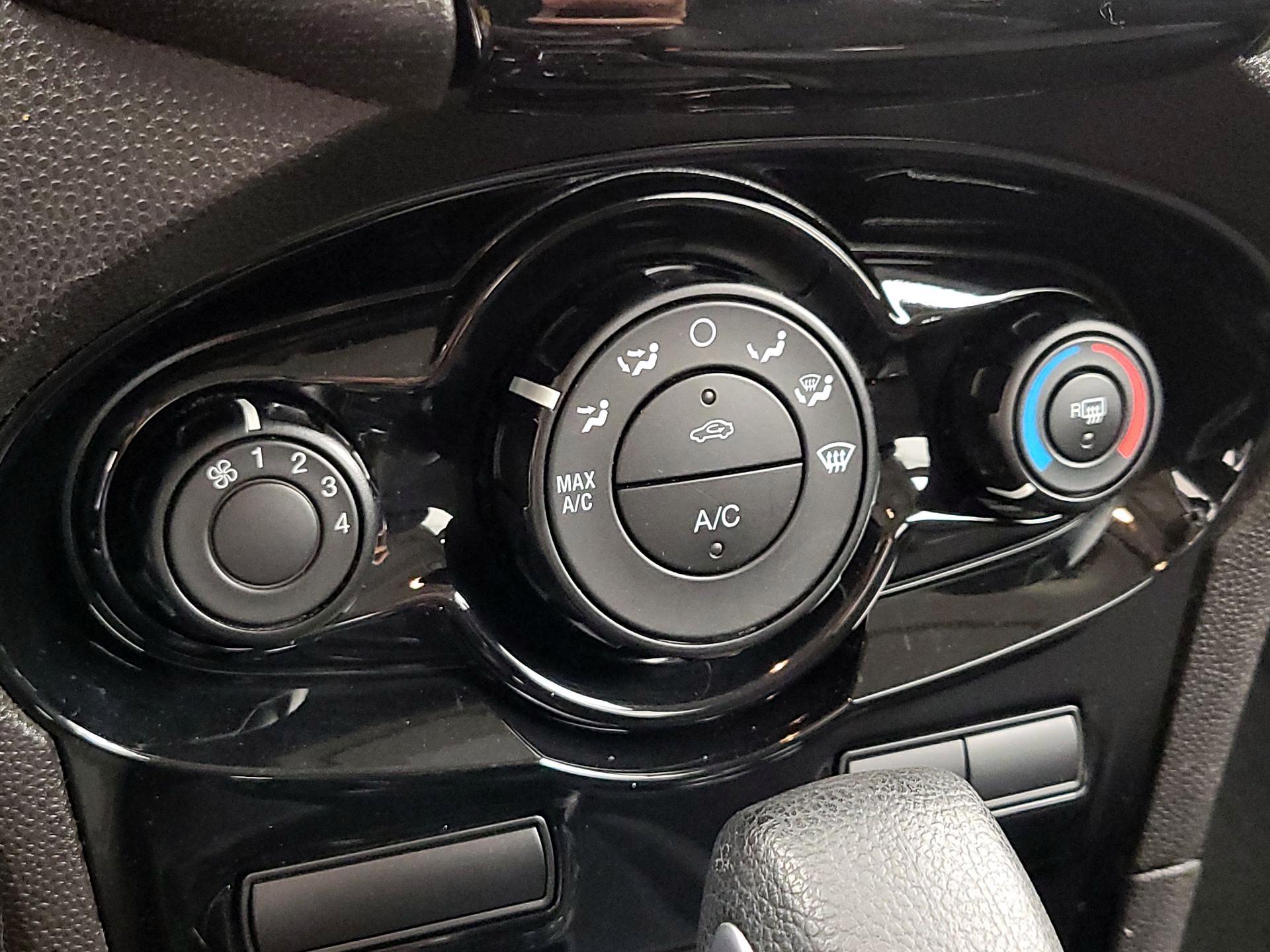 Thumbnail: 2014 Ford Fiesta - 15