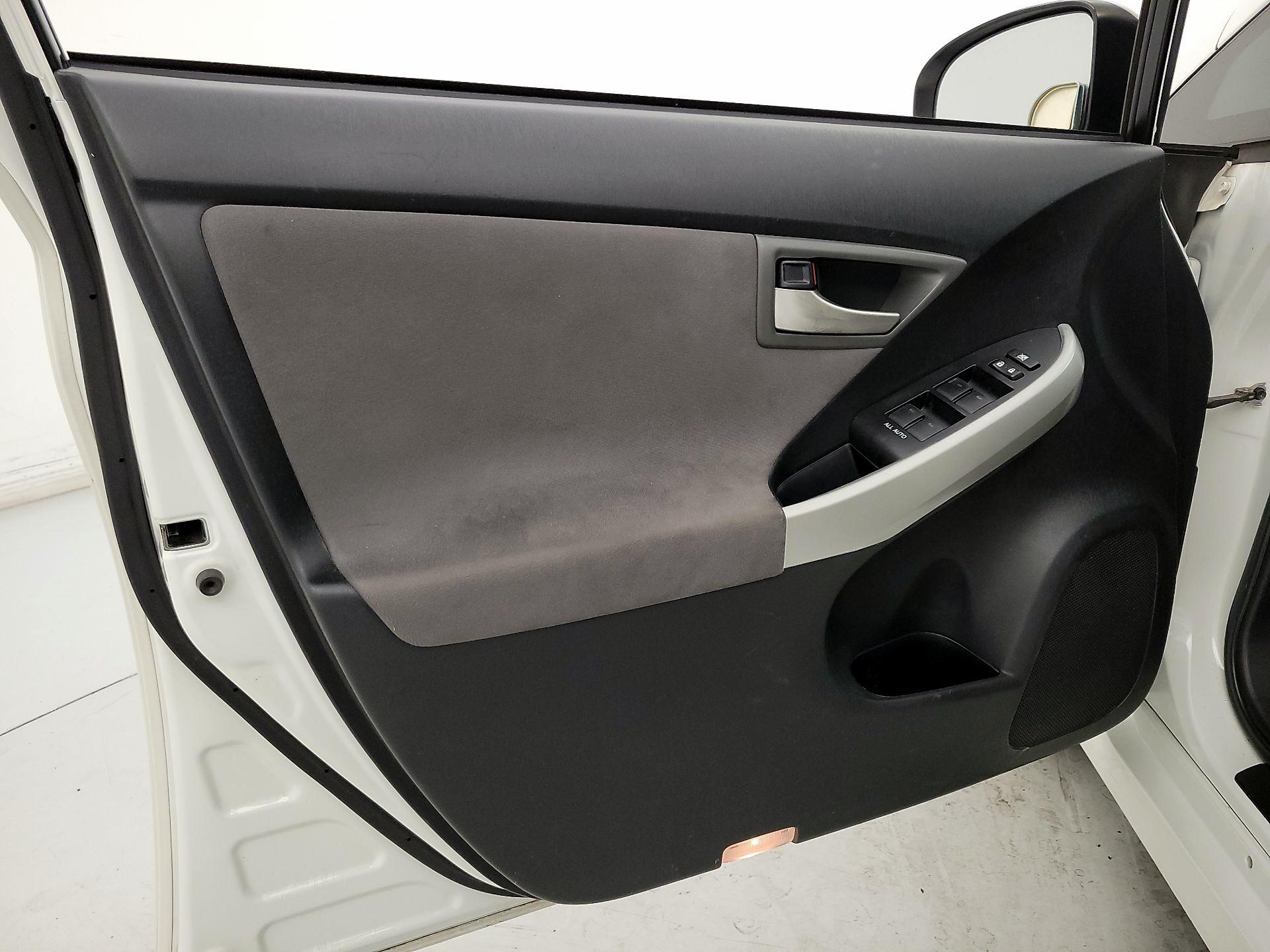 Thumbnail: 2015 Toyota Prius - 12