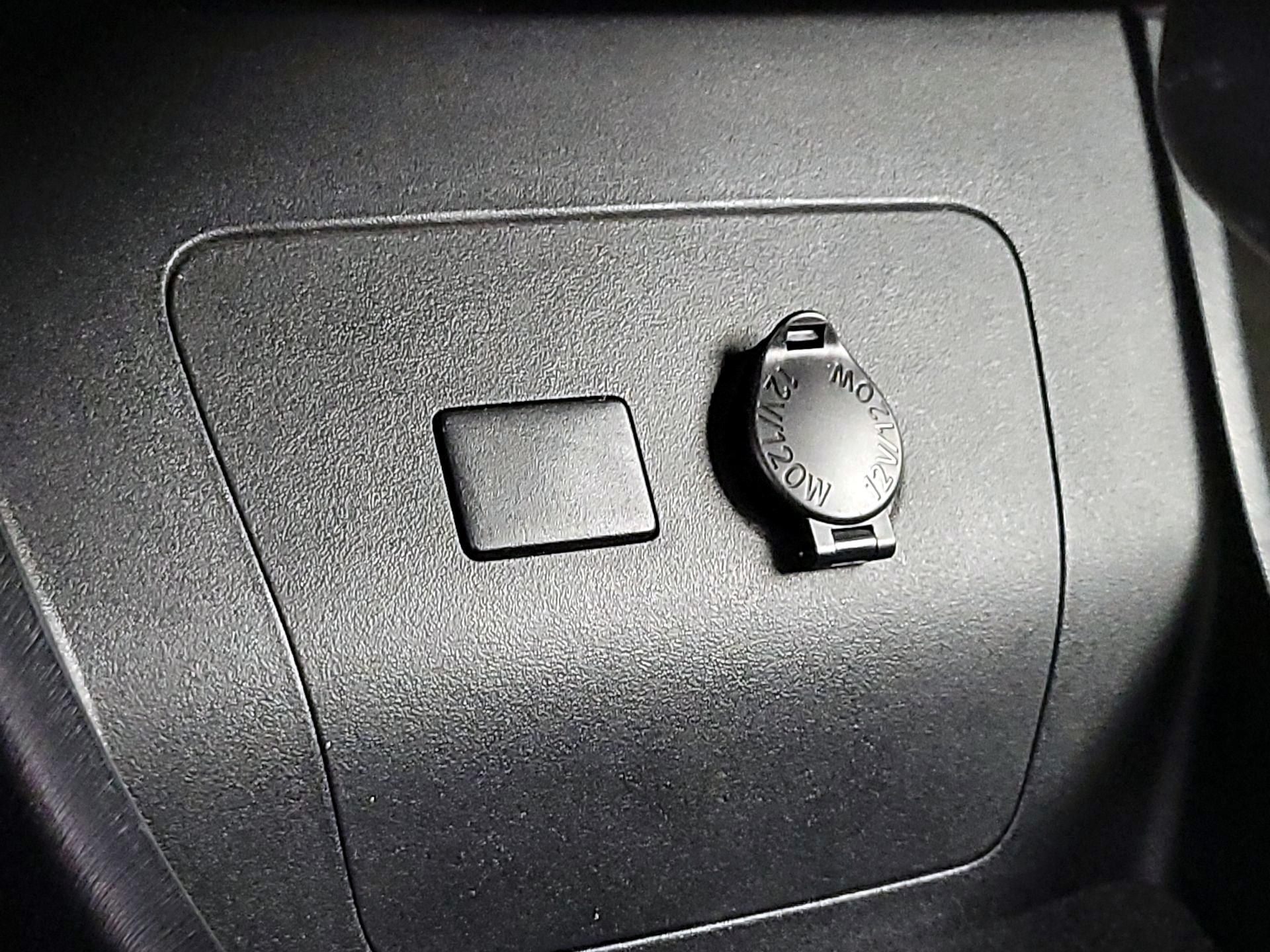 Thumbnail: 2015 Toyota Prius - 18