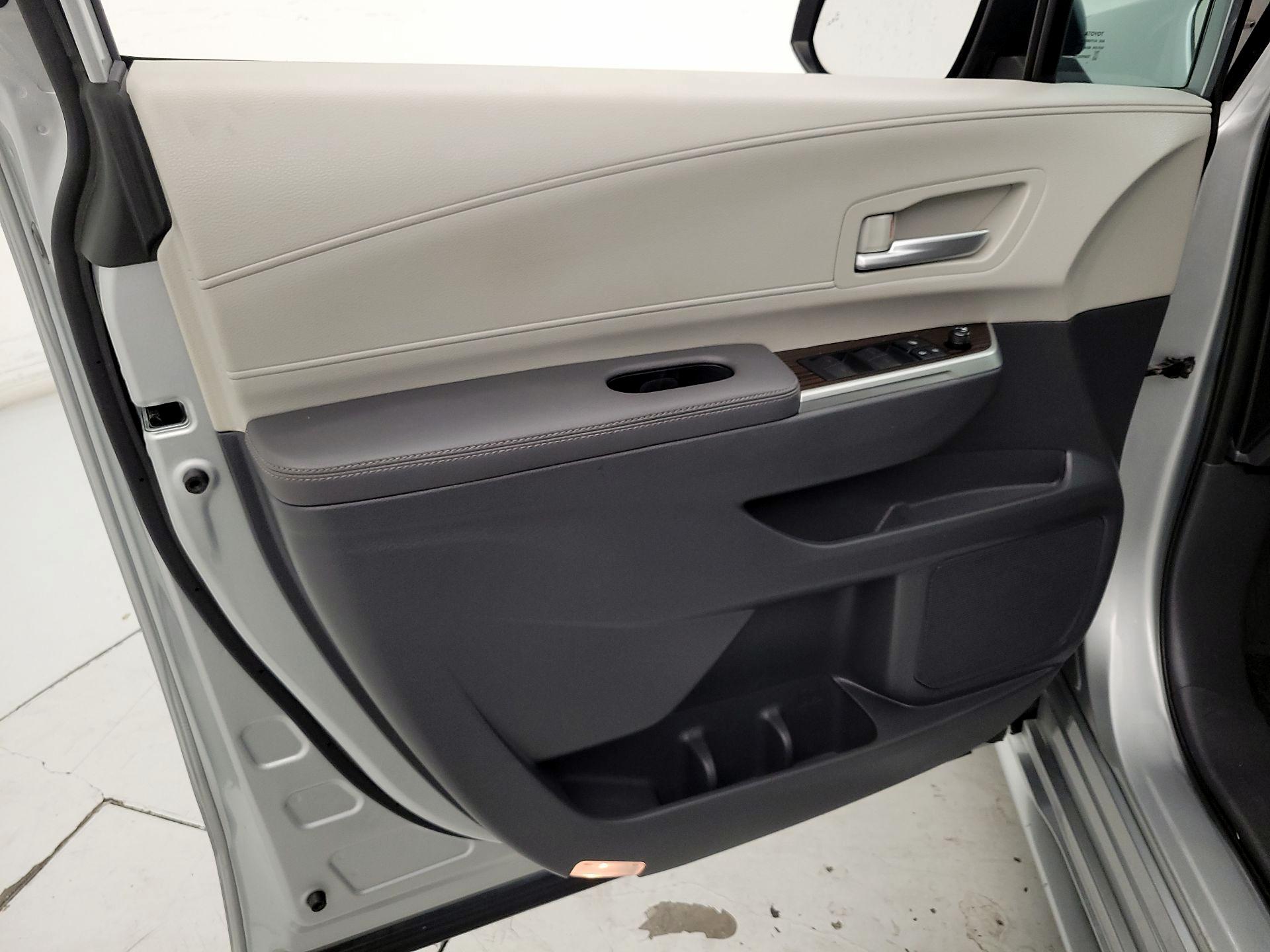 Thumbnail: 2021 Toyota Sienna - 12
