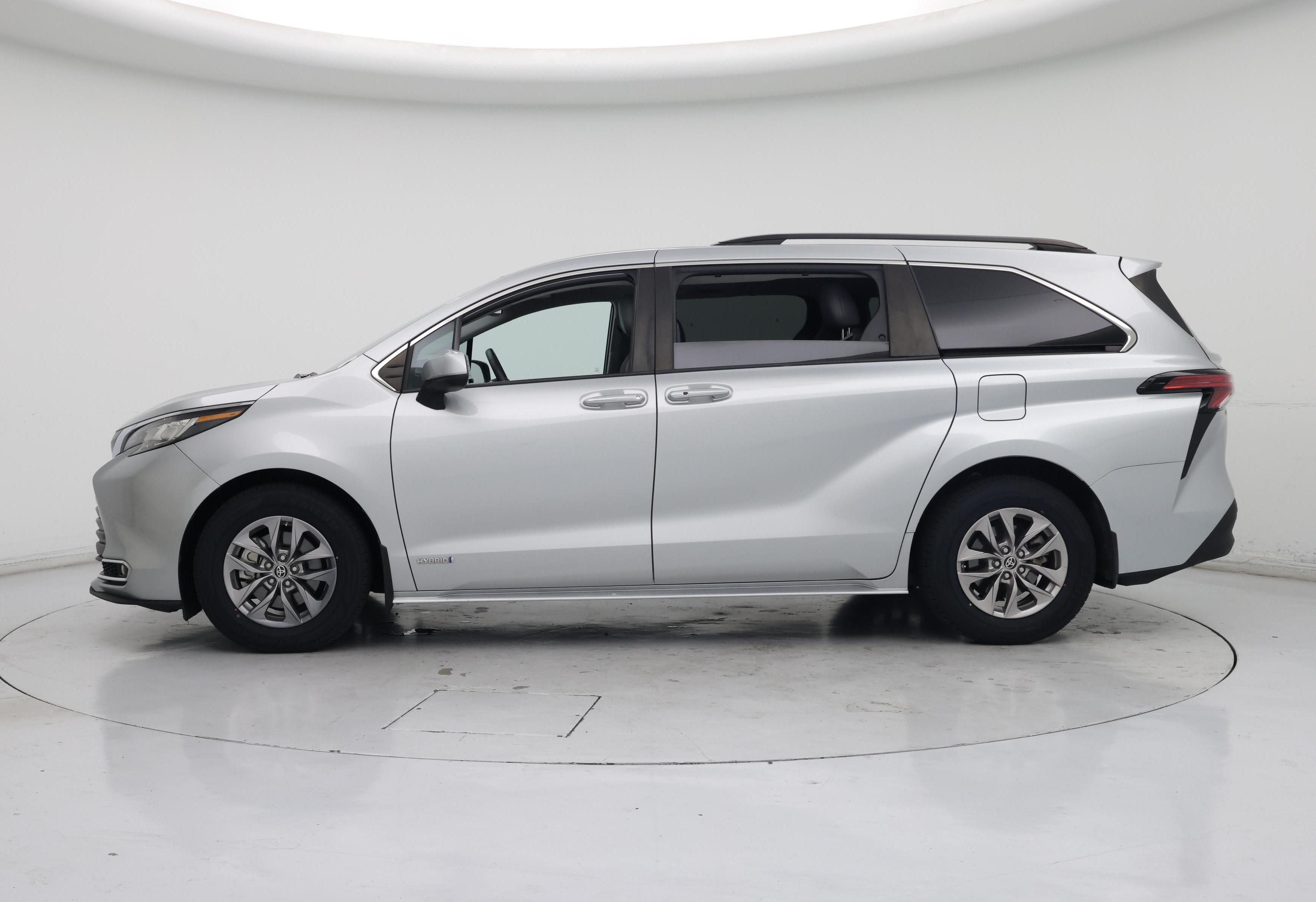 Thumbnail: 2021 Toyota Sienna - 3