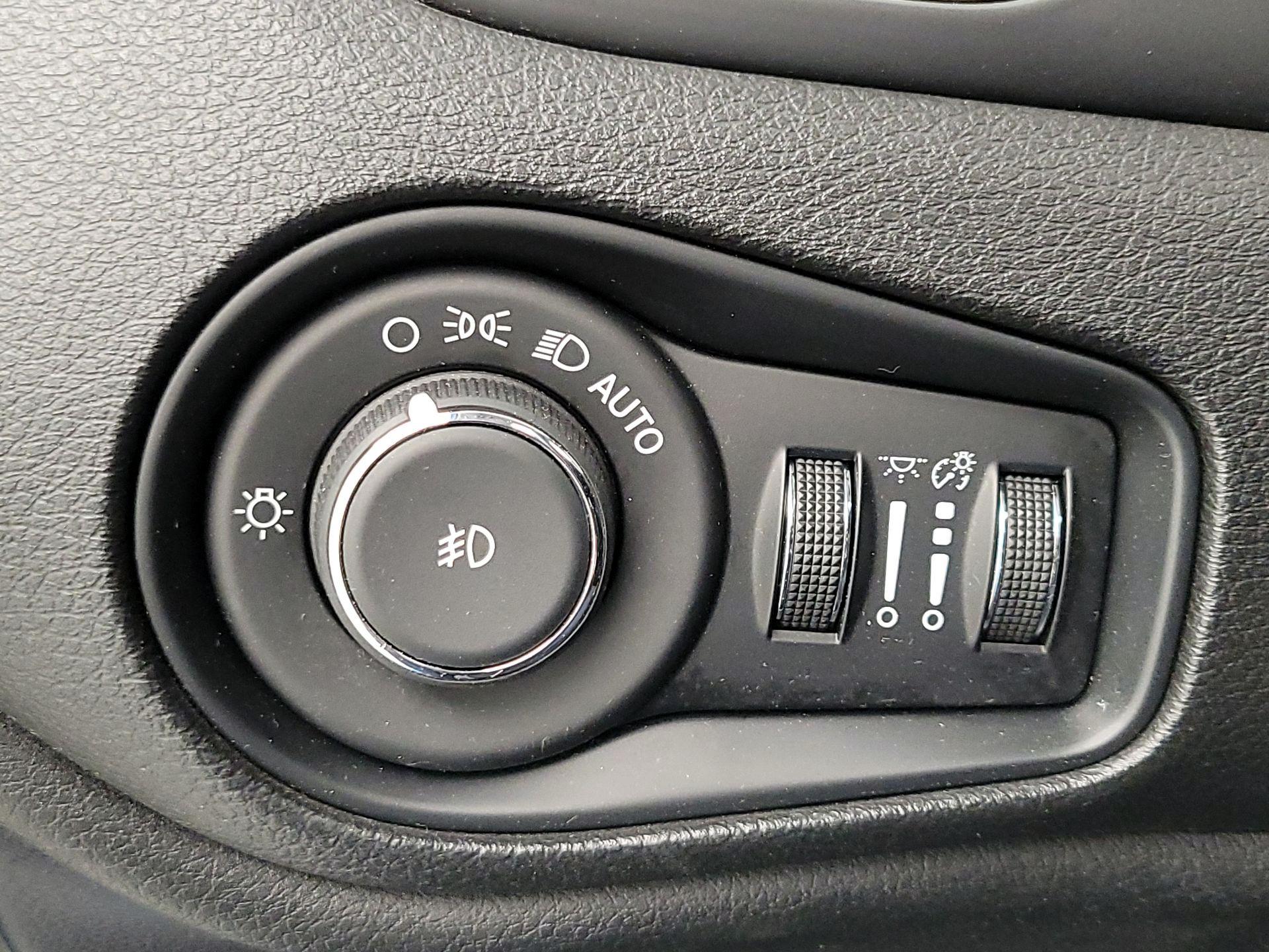 Thumbnail: 2015 Jeep Renegade - 13