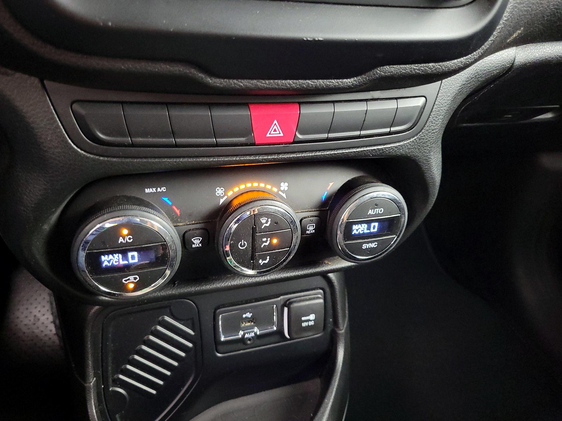 Thumbnail: 2015 Jeep Renegade - 17