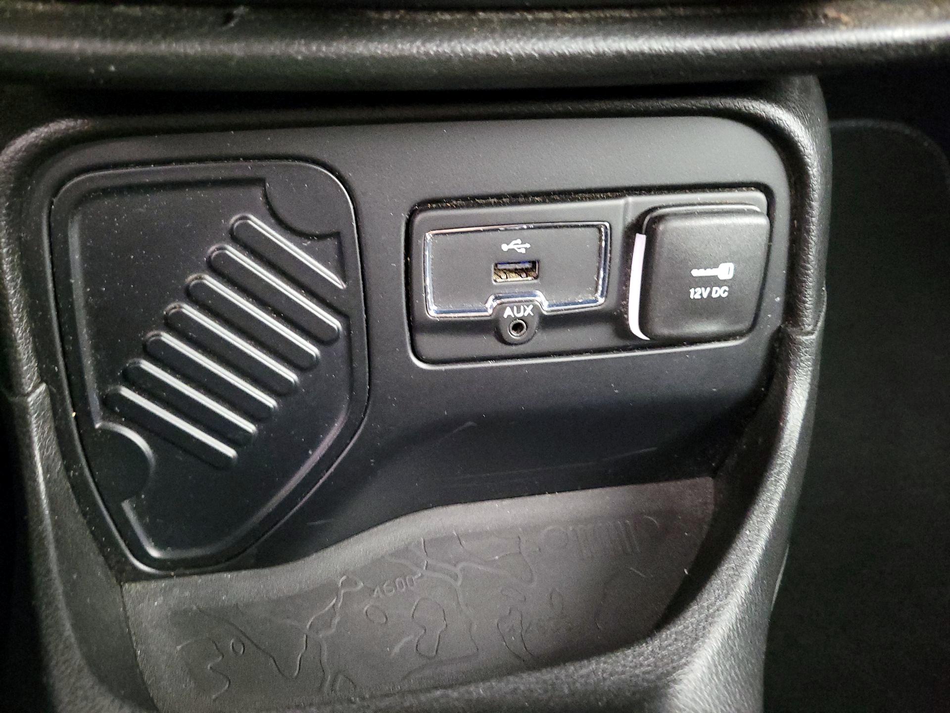 Thumbnail: 2015 Jeep Renegade - 19