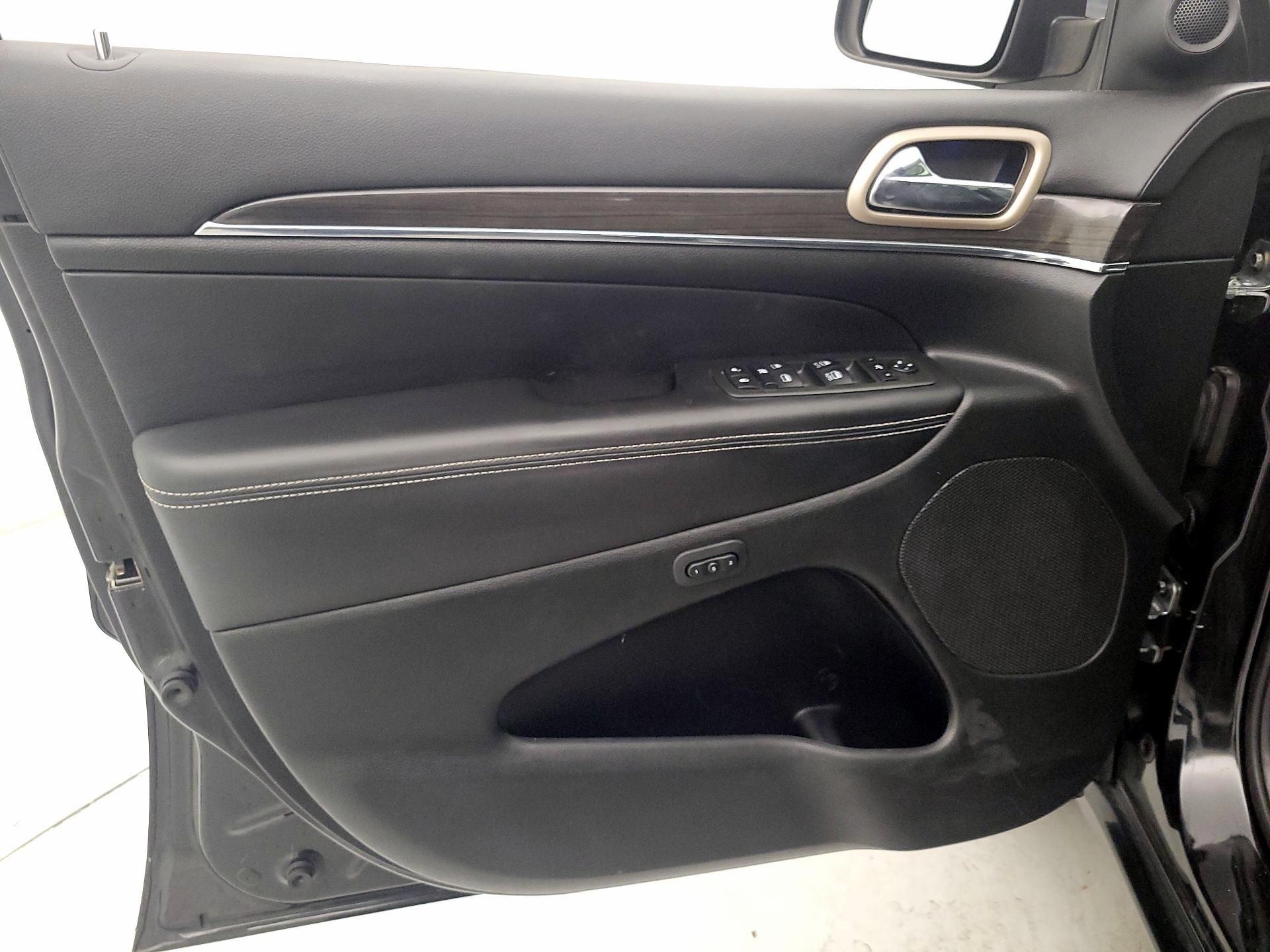 Thumbnail: 2015 Jeep Grand Cherokee - 12