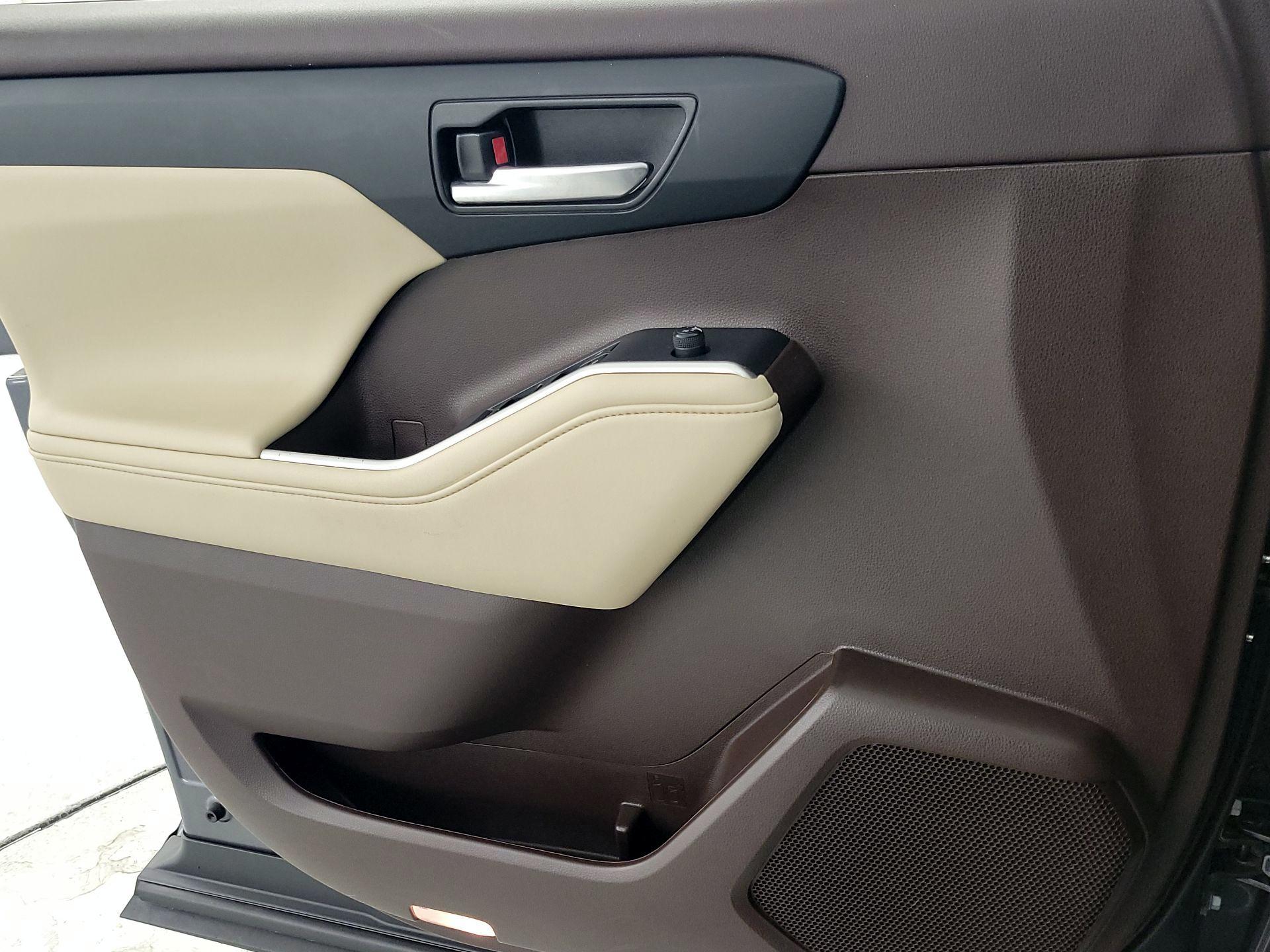 Thumbnail: 2021 Toyota Highlander - 12