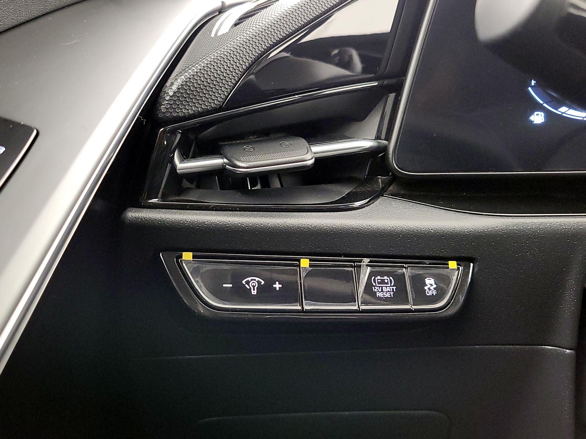 Thumbnail: 2023 Kia Niro - 13