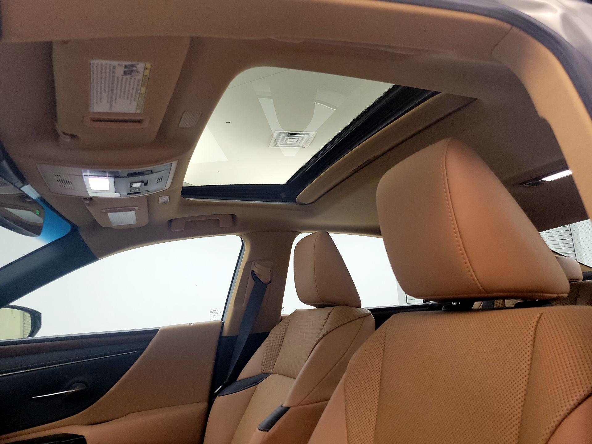 Thumbnail: 2022 Lexus ES - 19