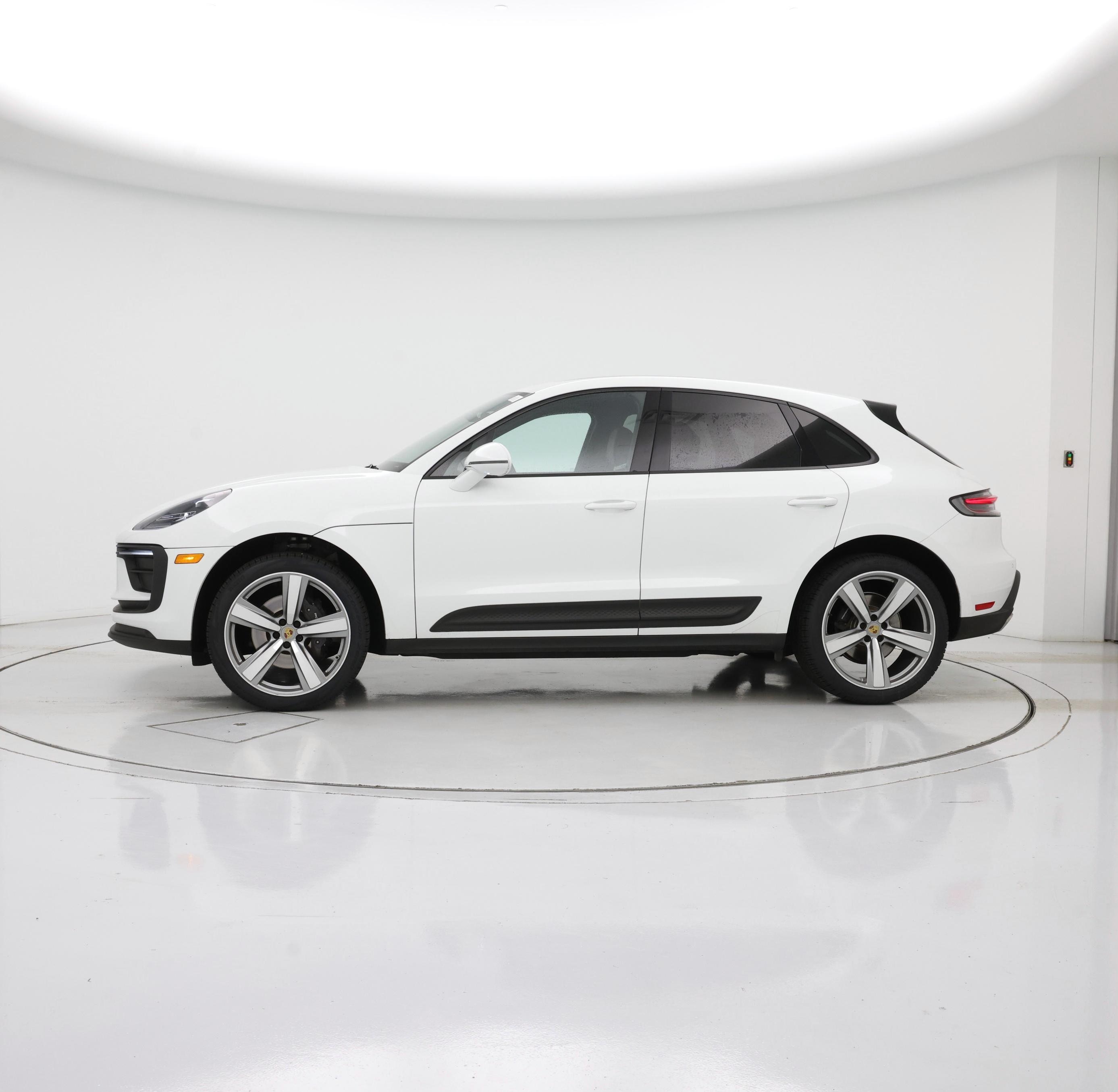 Thumbnail: 2022 Porsche Macan - 3