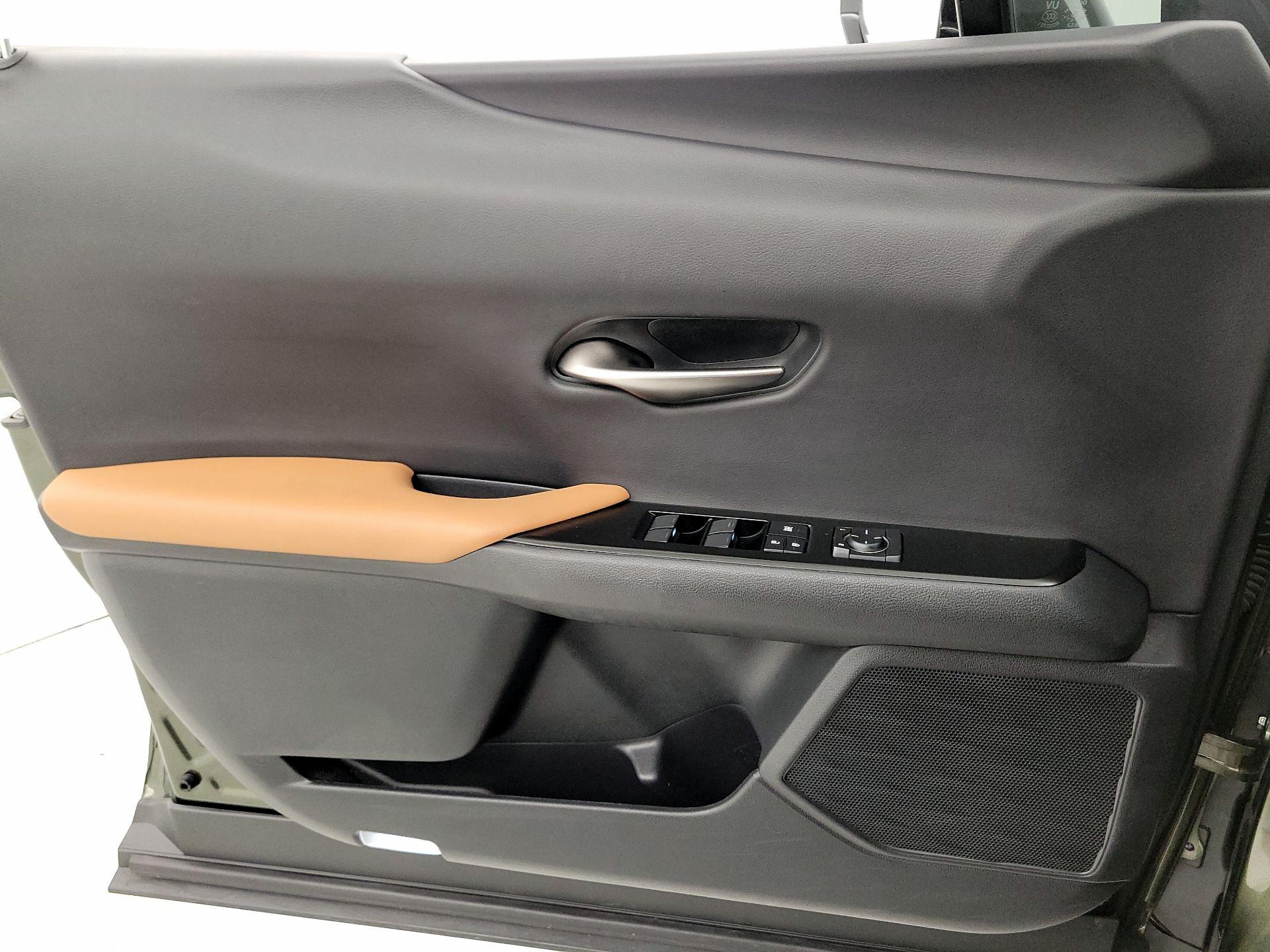 Thumbnail: 2021 Lexus UX - 12