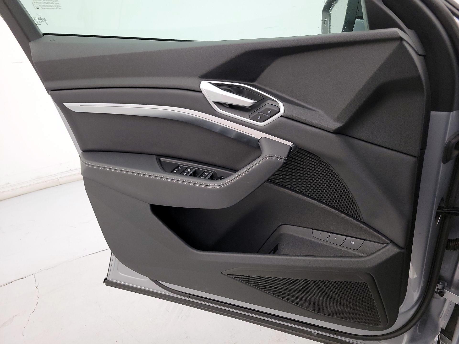 Thumbnail: 2022 Audi e-tron S - 12