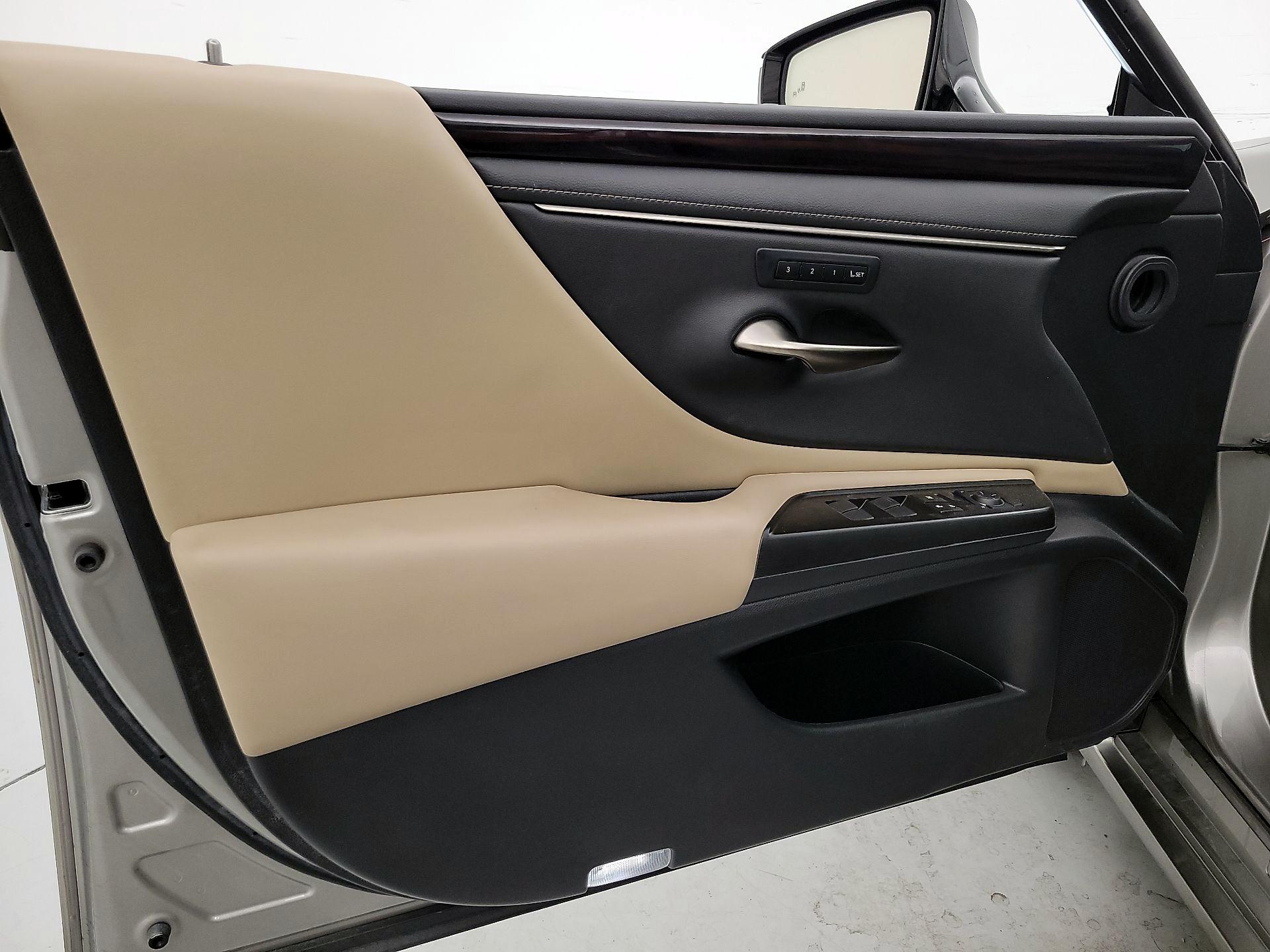 Thumbnail: 2019 Lexus ES - 12