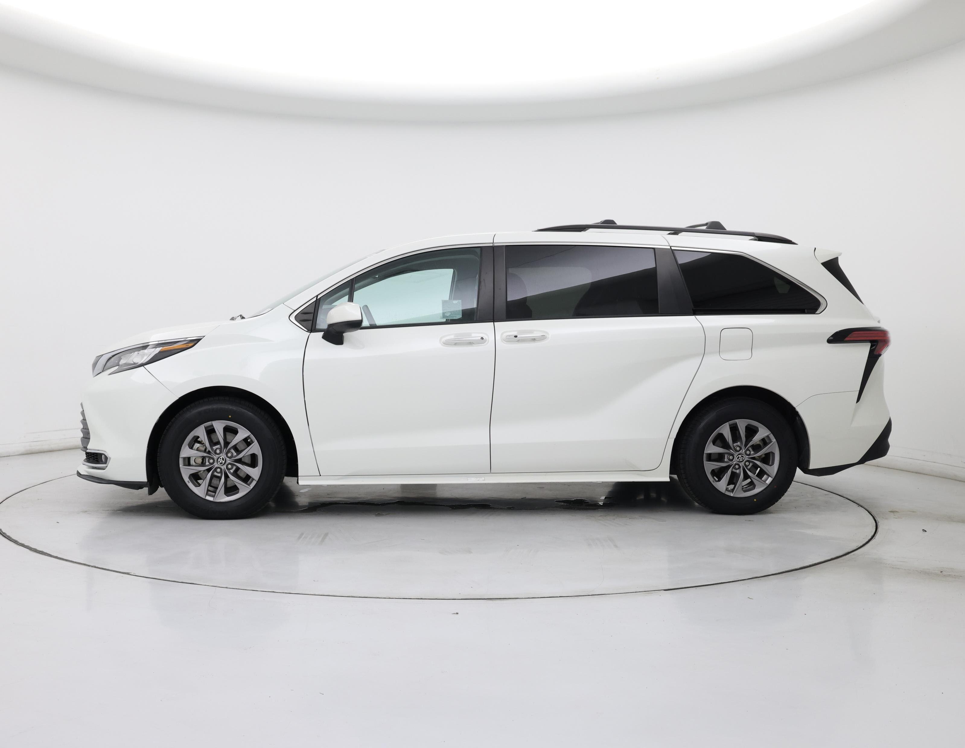 Thumbnail: 2021 Toyota Sienna - 3