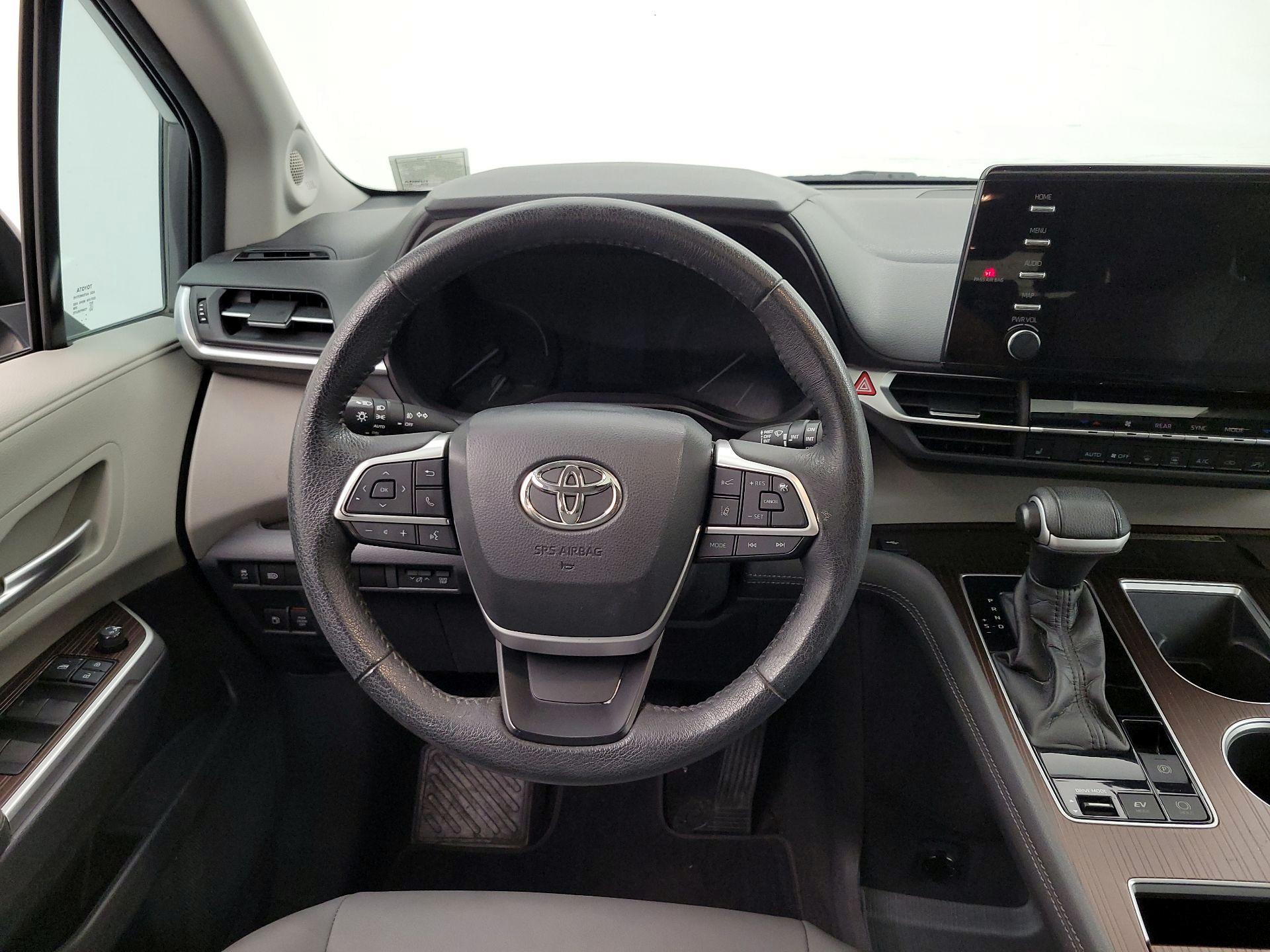 Thumbnail: 2021 Toyota Sienna - 10