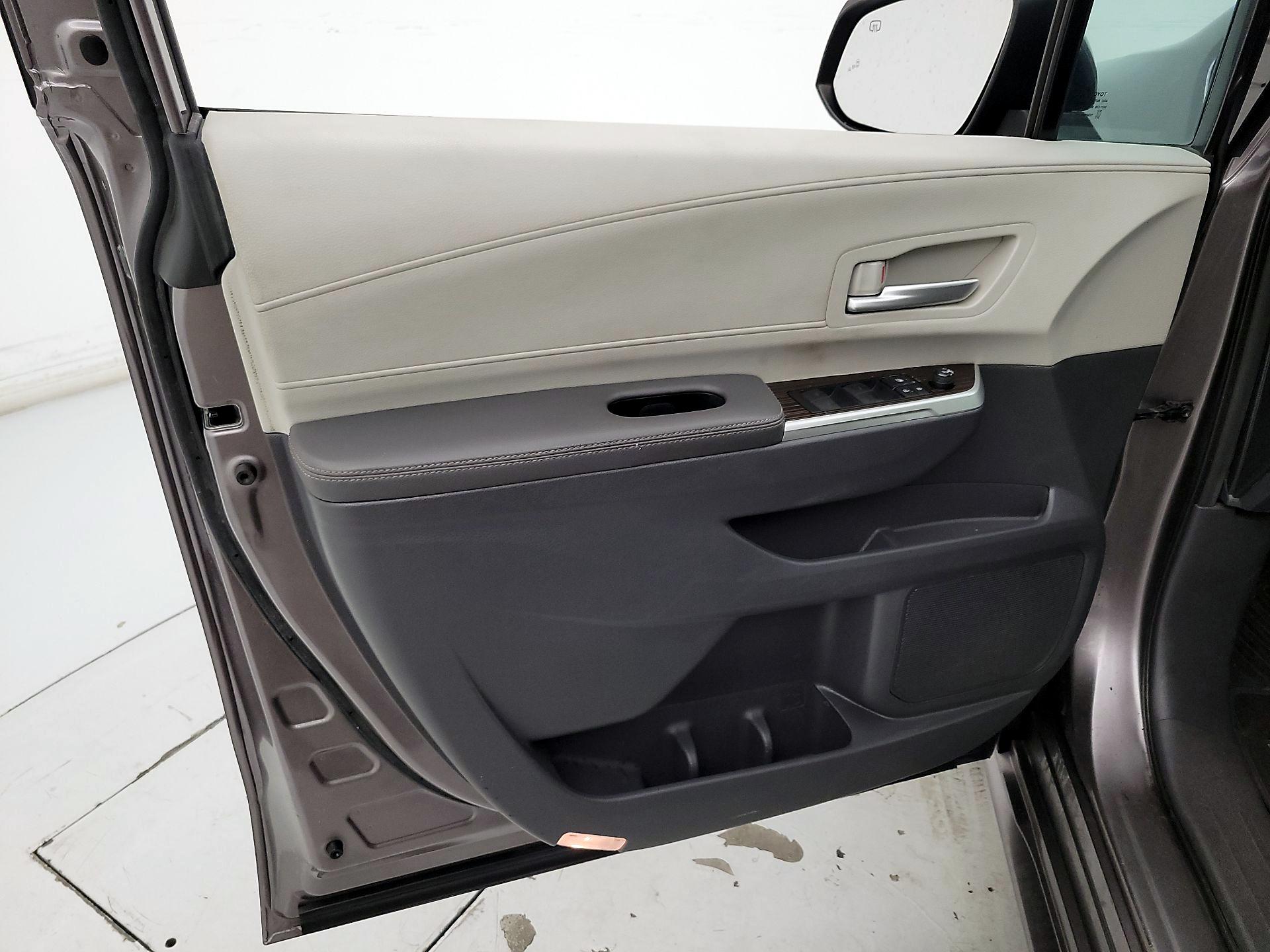 Thumbnail: 2021 Toyota Sienna - 12