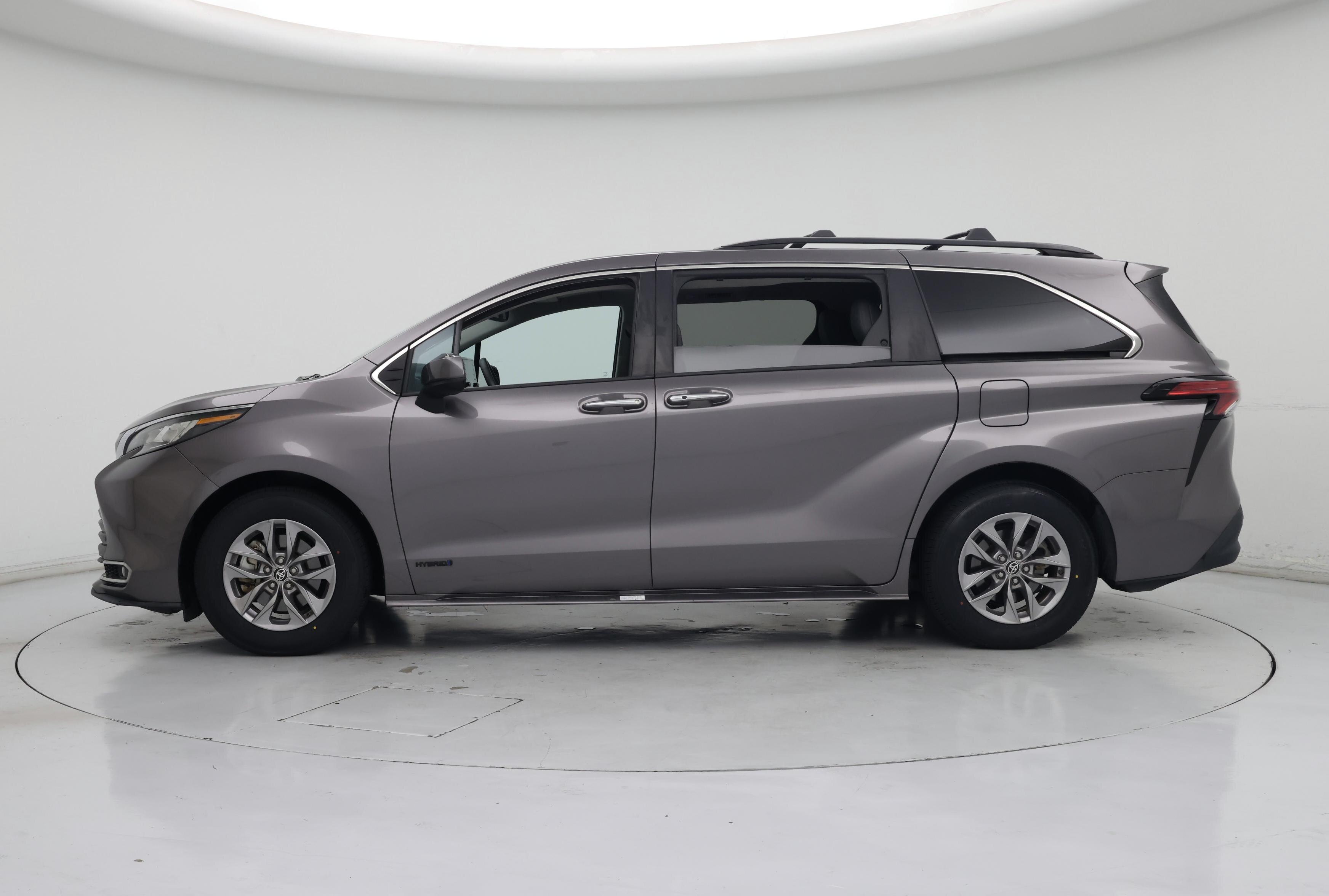 Thumbnail: 2021 Toyota Sienna - 3