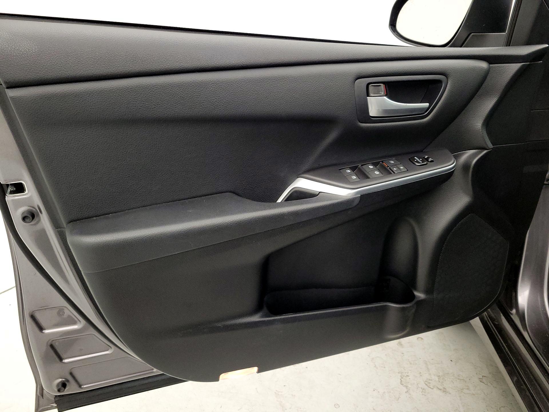 Thumbnail: 2016 Toyota Camry - 12