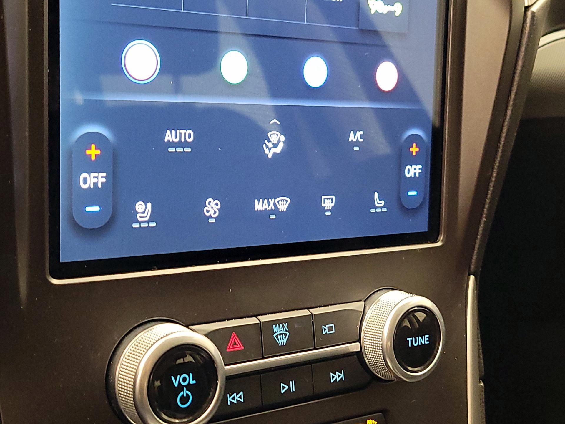 Thumbnail: 2021 Ford Edge - 17