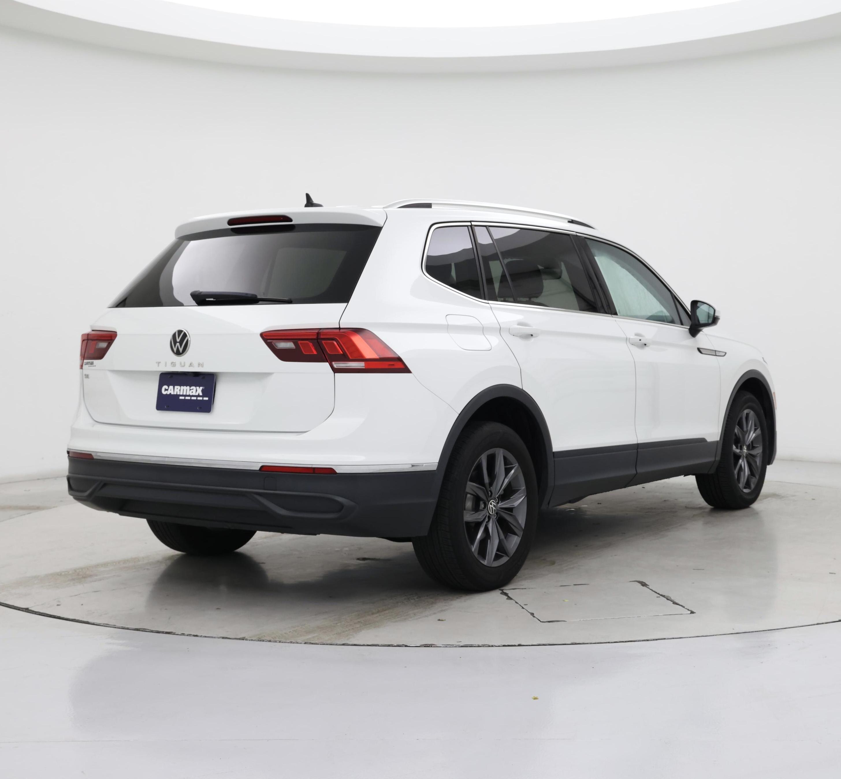 Thumbnail: 2022 Volkswagen Tiguan - 8