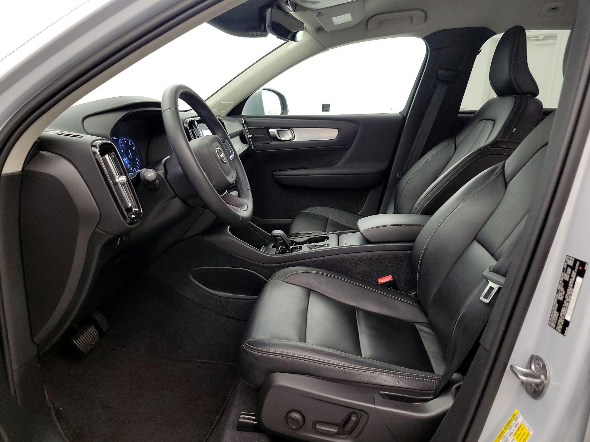 Thumbnail: 2022 Volvo XC40 - 11