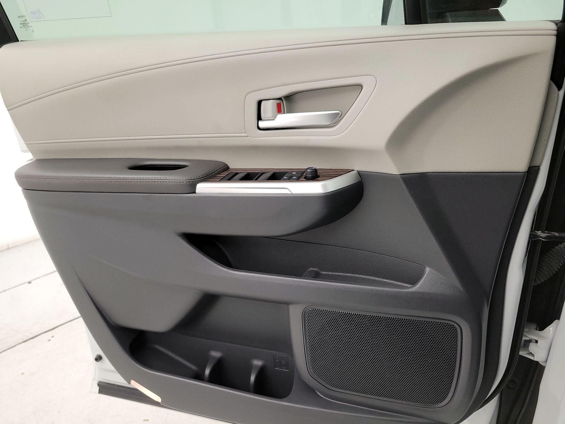 Thumbnail: 2023 Toyota Sienna - 12