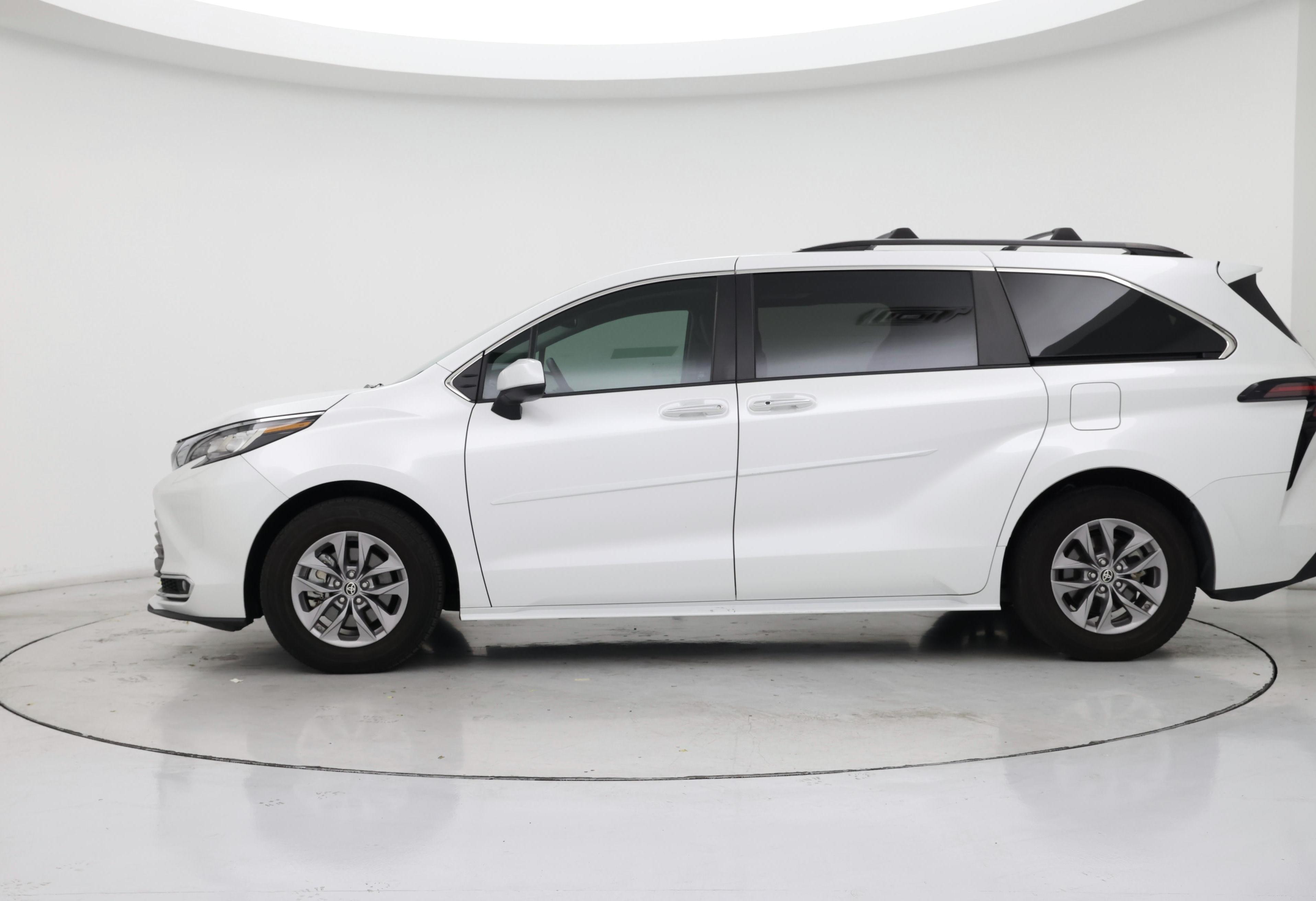 Thumbnail: 2023 Toyota Sienna - 3