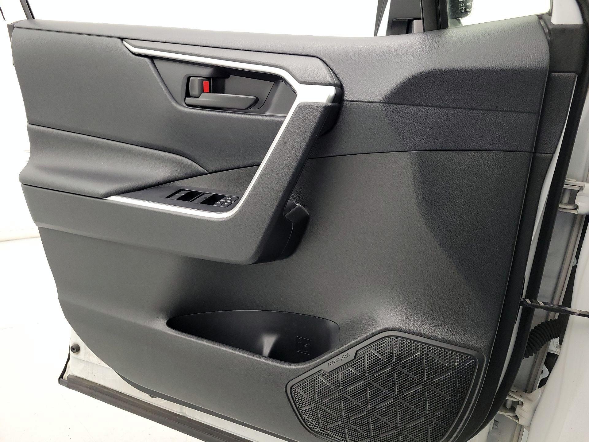Thumbnail: 2020 Toyota RAV4 - 12