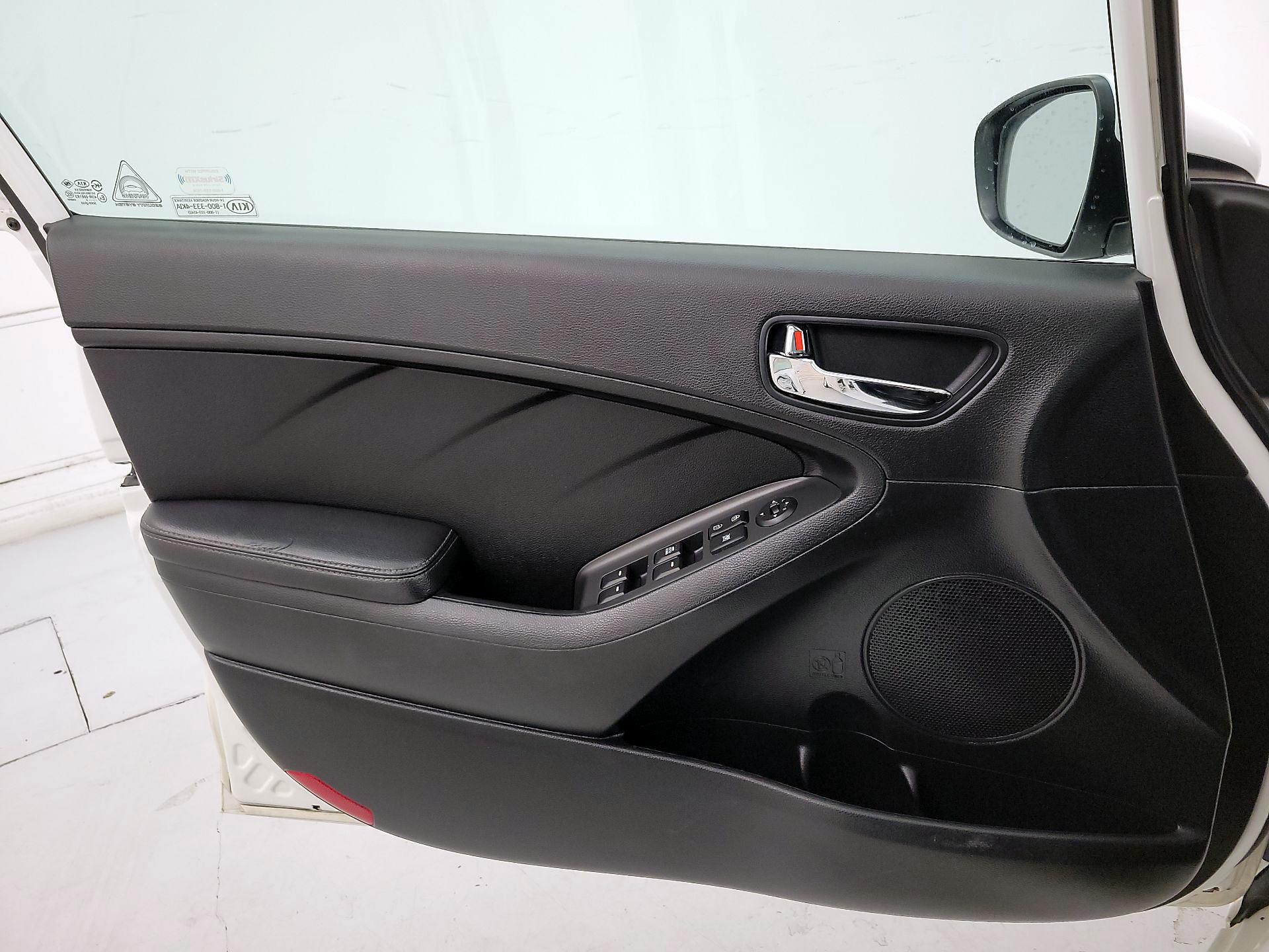 Thumbnail: 2016 Kia Forte - 12