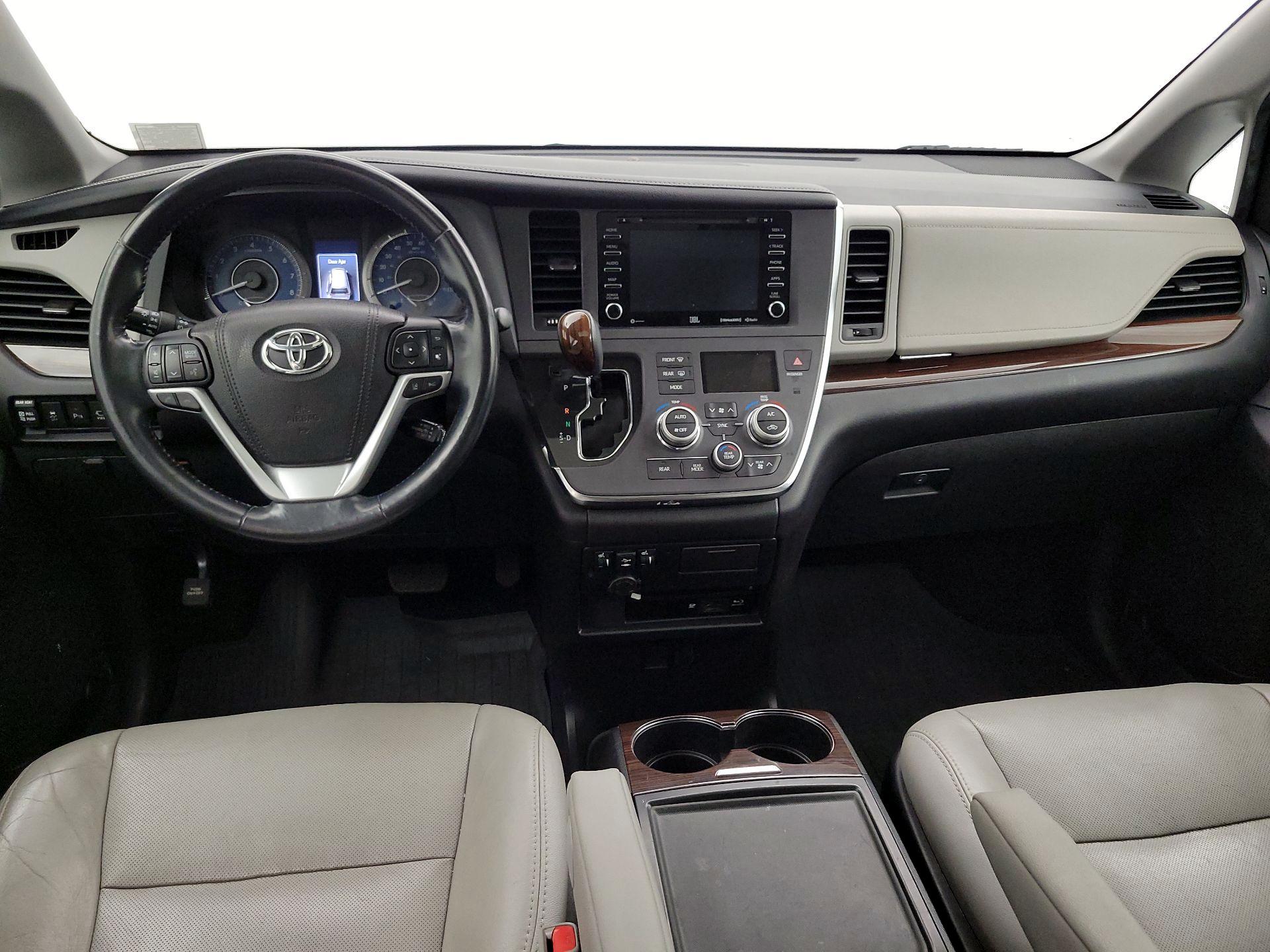 Thumbnail: 2018 Toyota Sienna - 9