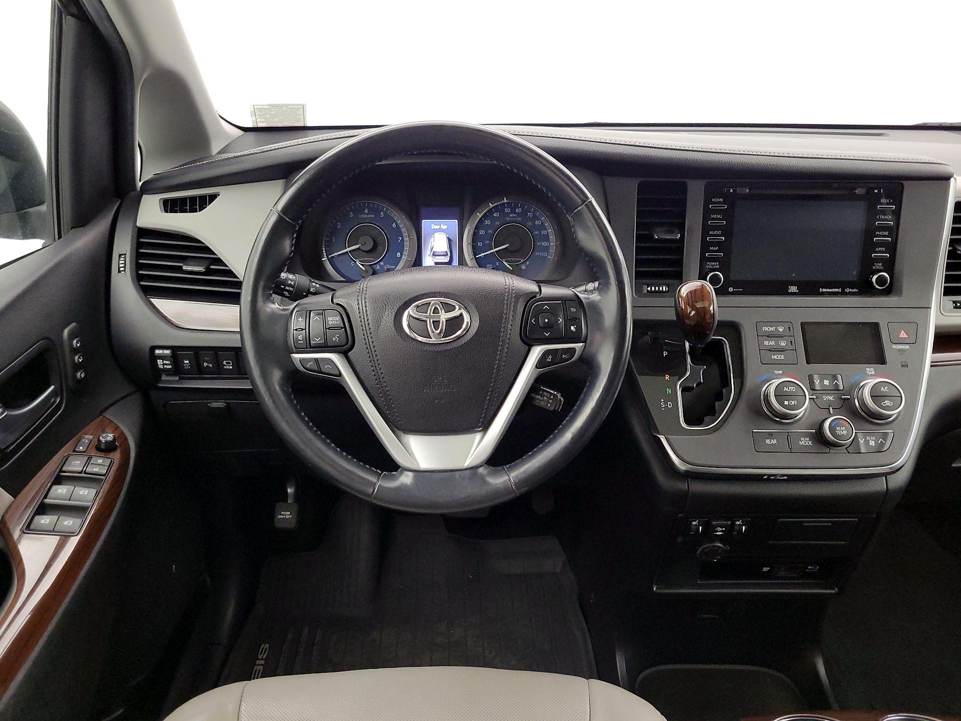 Thumbnail: 2018 Toyota Sienna - 10