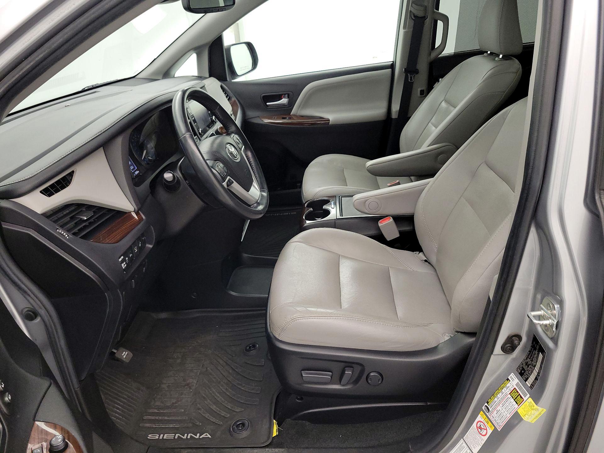 Thumbnail: 2018 Toyota Sienna - 11