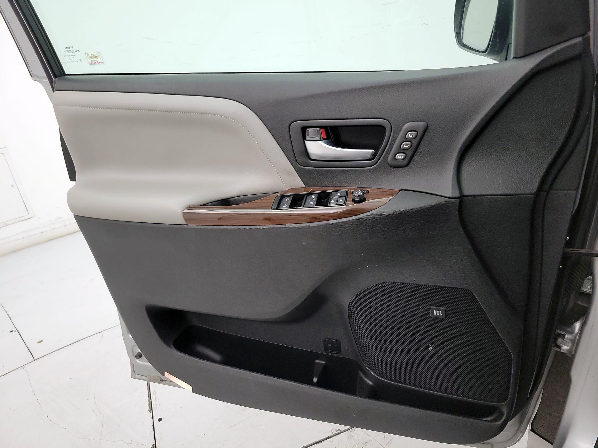 Thumbnail: 2018 Toyota Sienna - 12