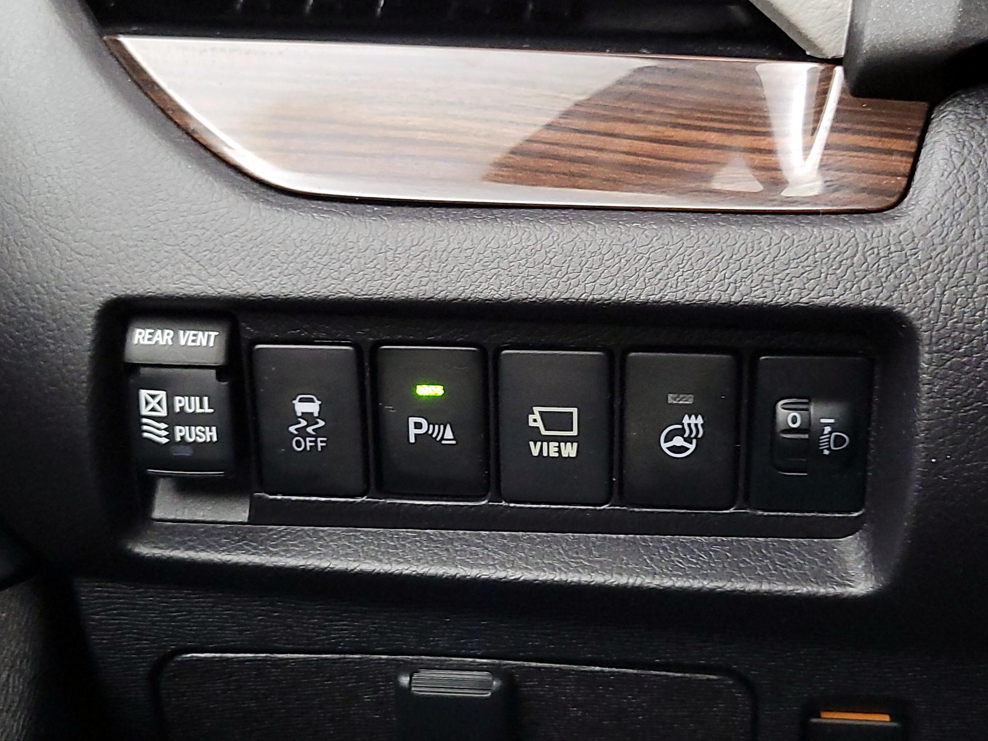 Thumbnail: 2018 Toyota Sienna - 13