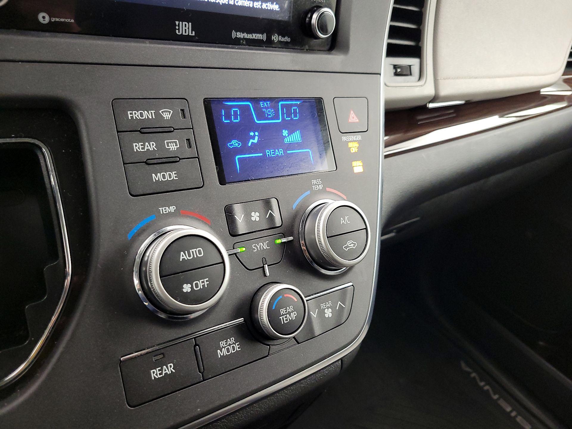 Thumbnail: 2018 Toyota Sienna - 17