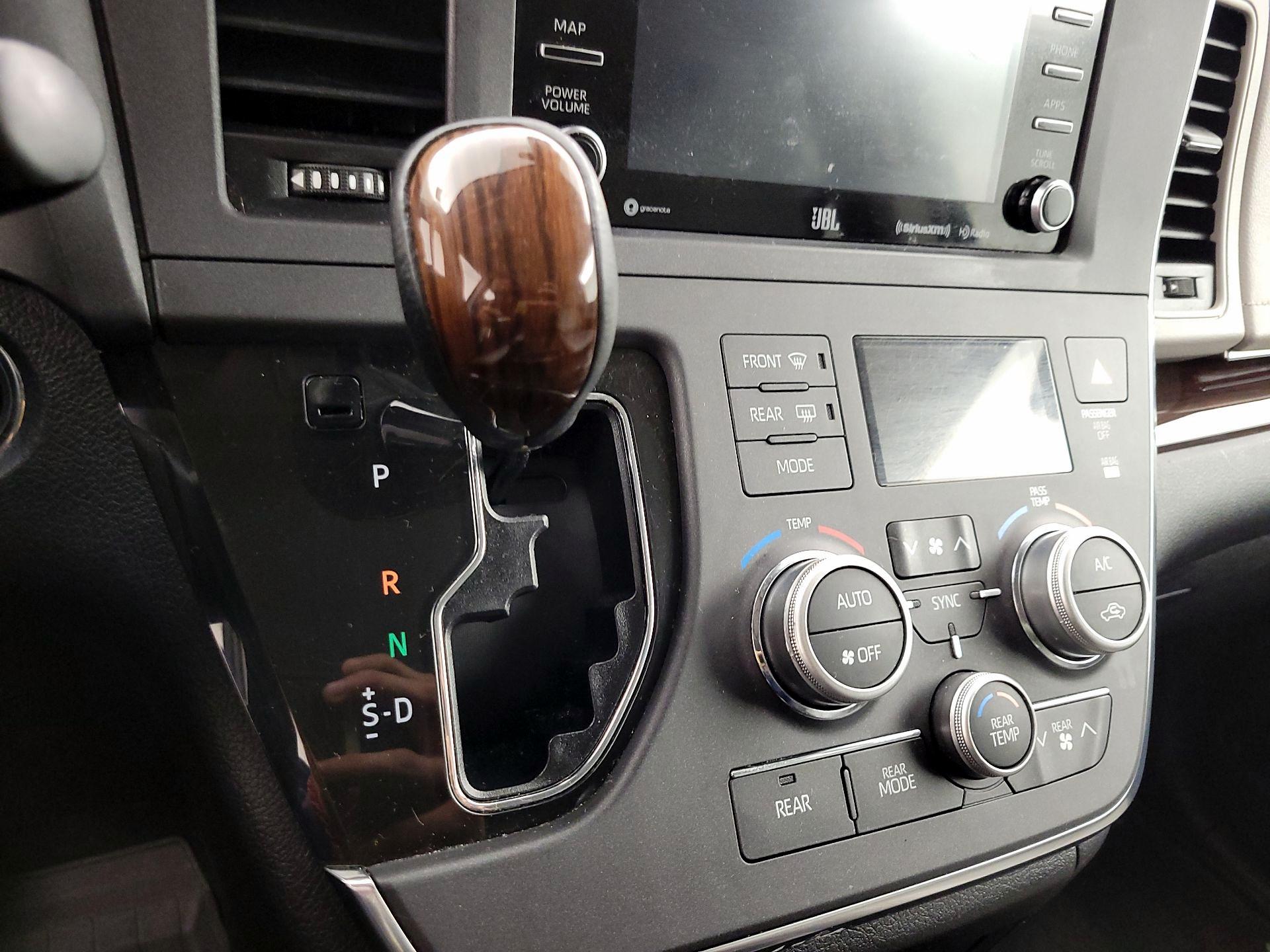 Thumbnail: 2018 Toyota Sienna - 18