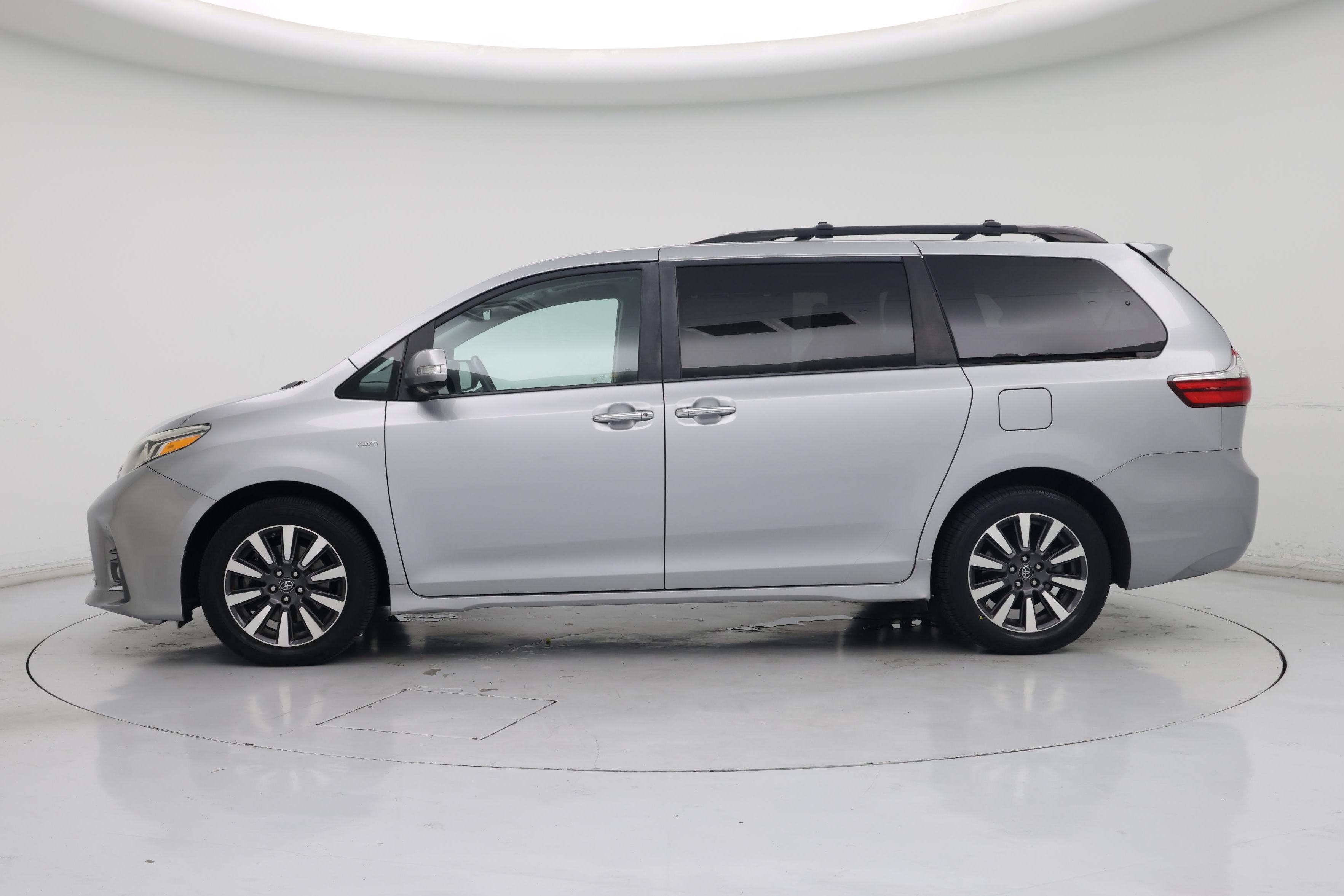 Thumbnail: 2018 Toyota Sienna - 3