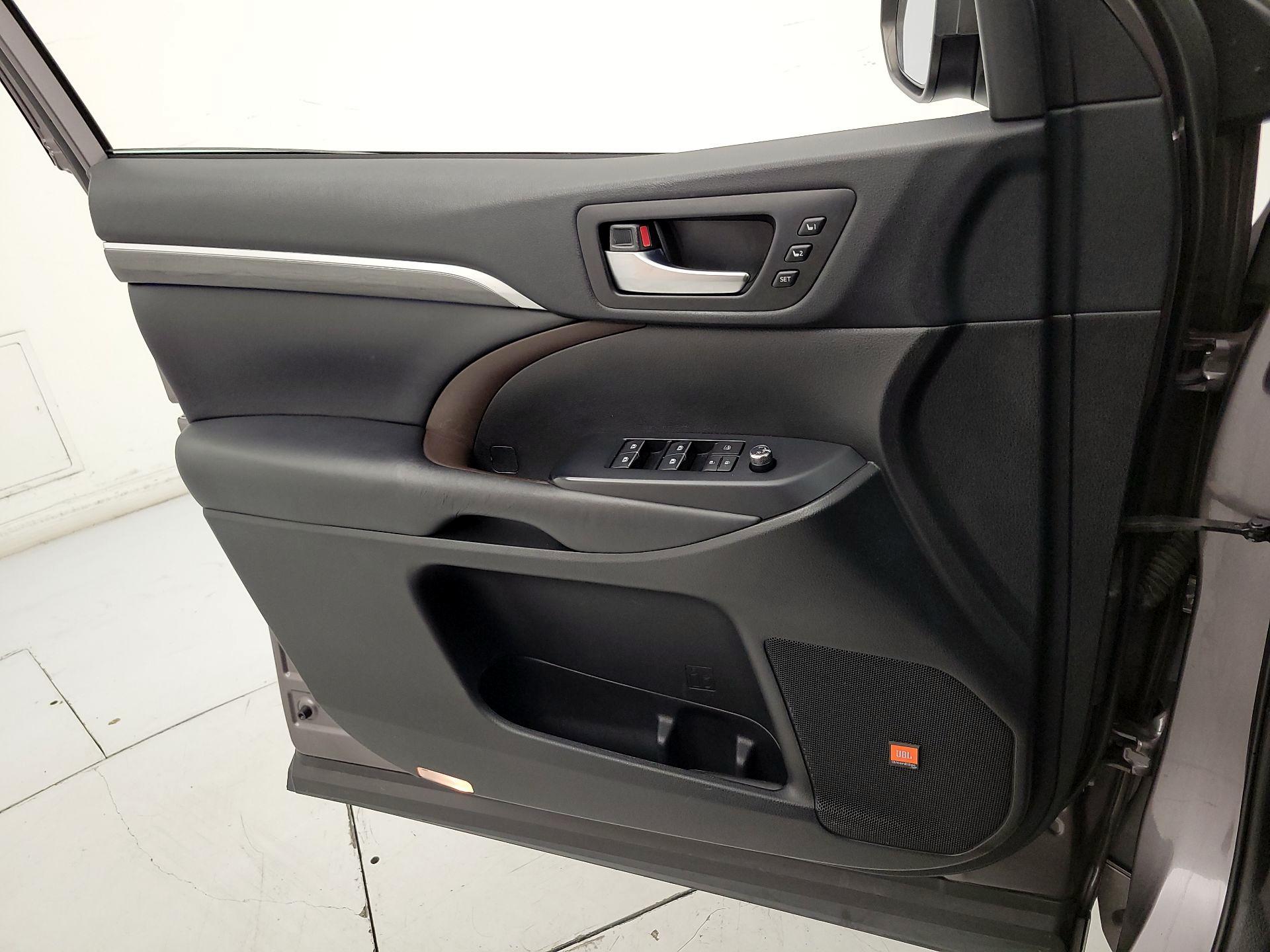 Thumbnail: 2019 Toyota Highlander - 12