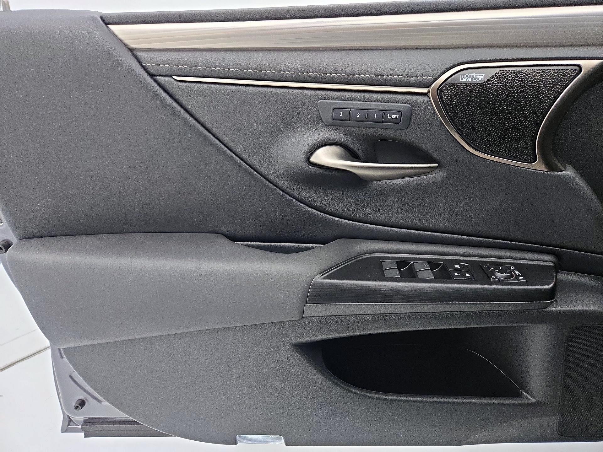 Thumbnail: 2020 Lexus ES - 12