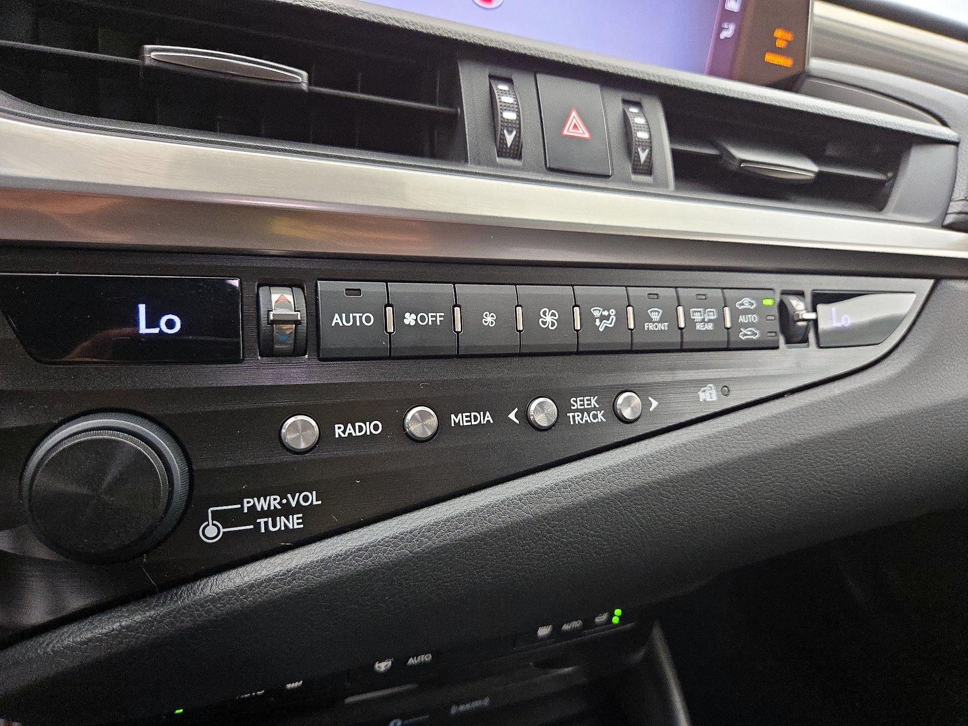 Thumbnail: 2020 Lexus ES - 17