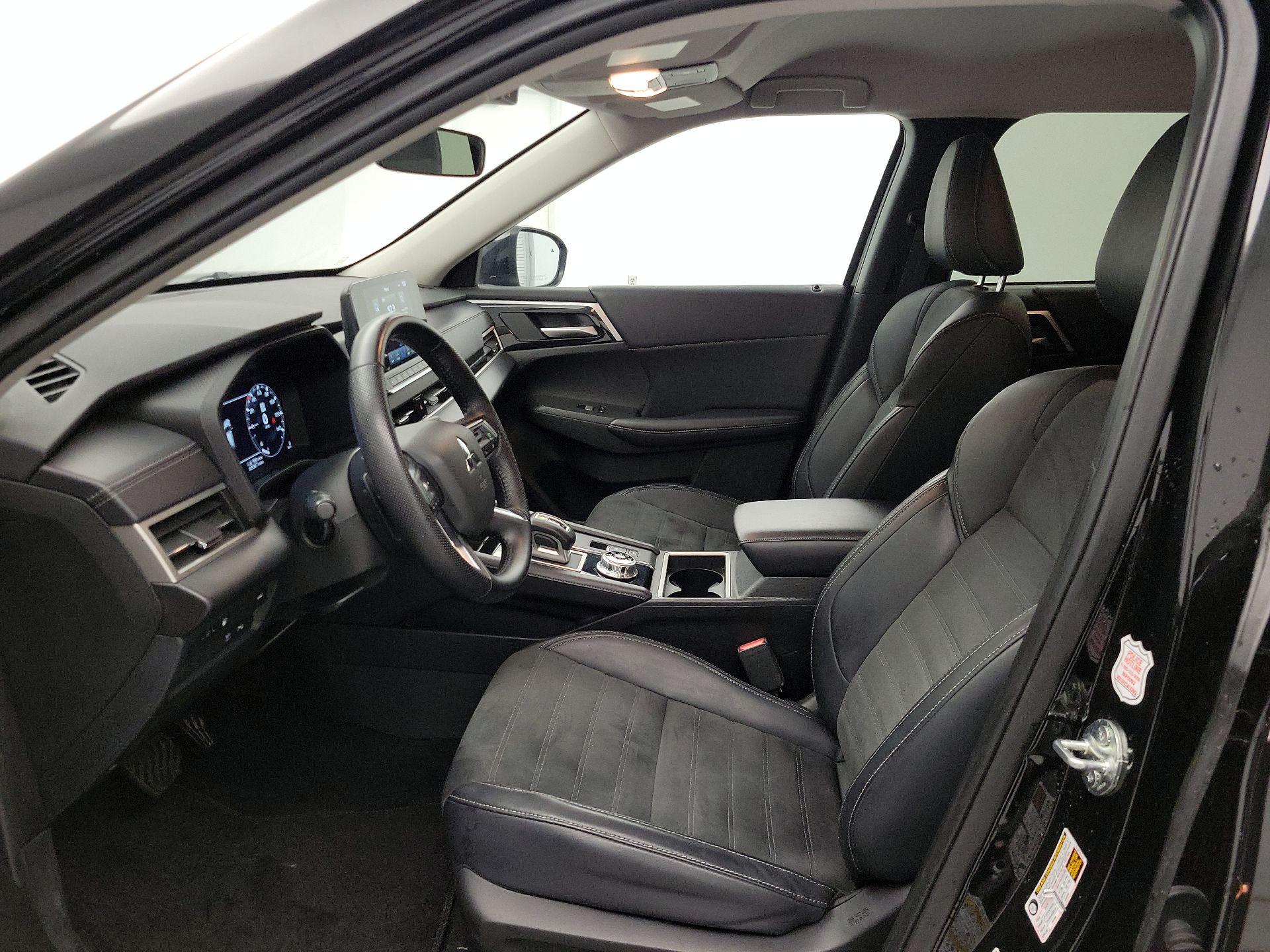 Thumbnail: 2023 Mitsubishi Outlander - 11