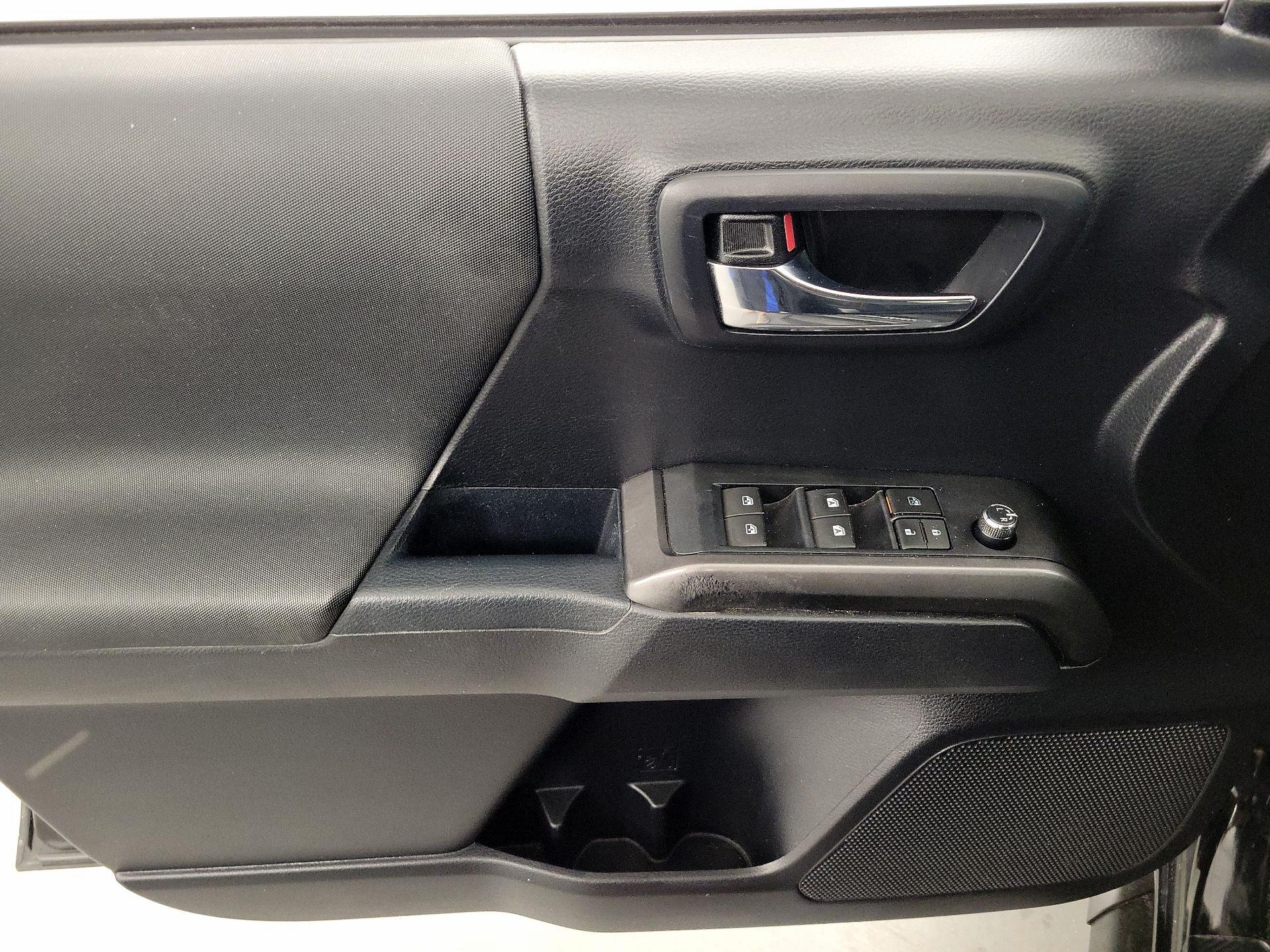 Thumbnail: 2018 Toyota Tacoma - 12