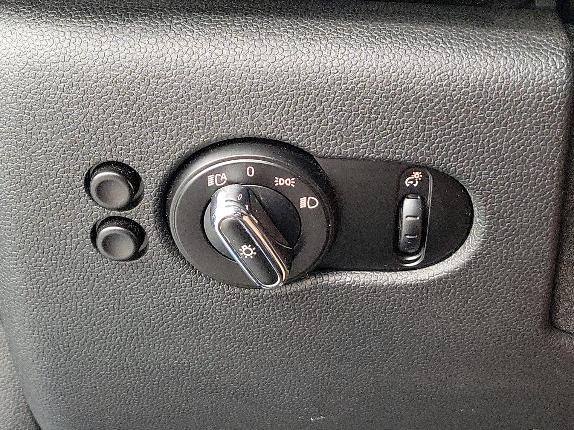 Thumbnail: 2015 MINI Cooper Hardtop - 13