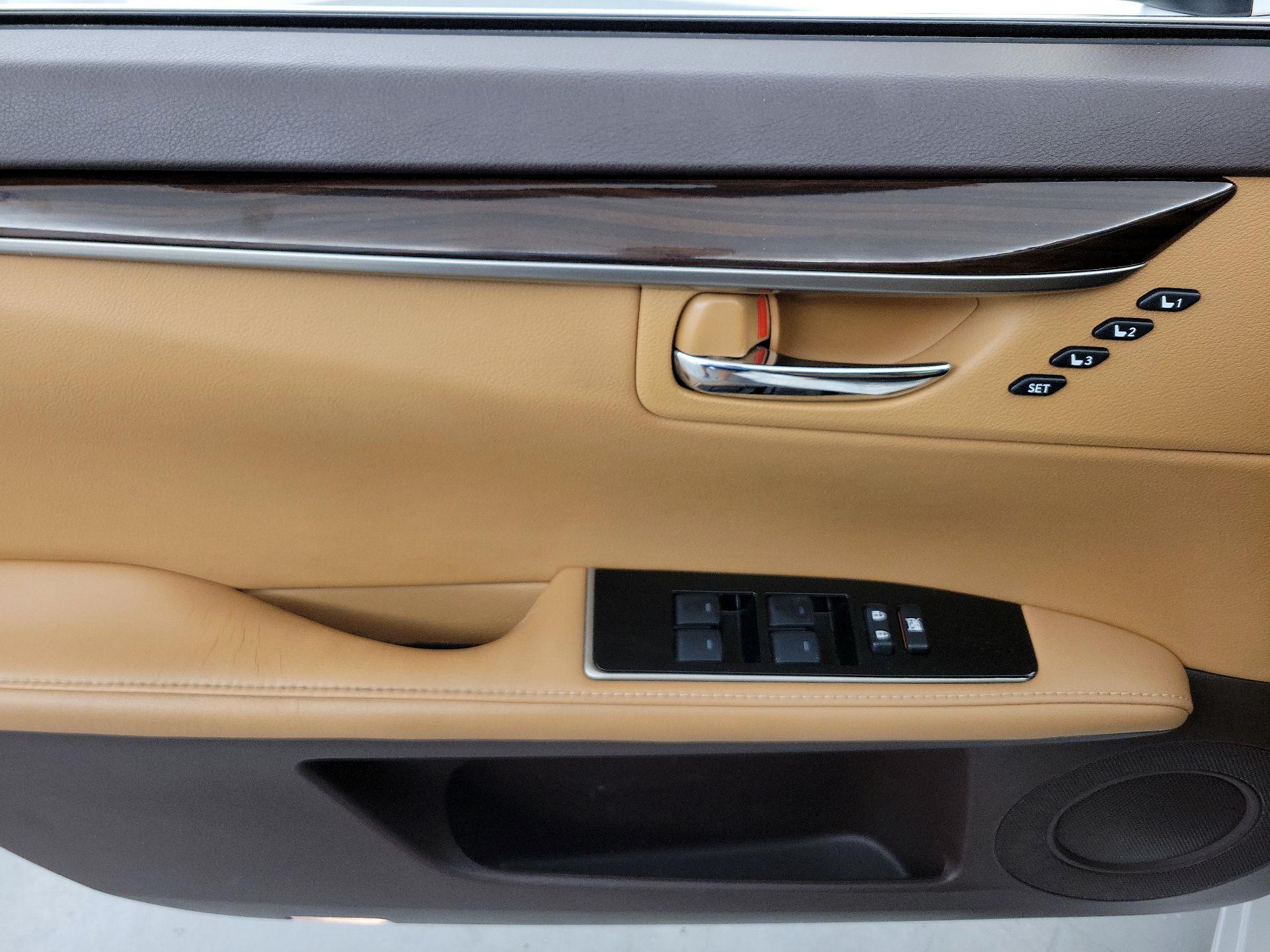 Thumbnail: 2016 Lexus ES - 12